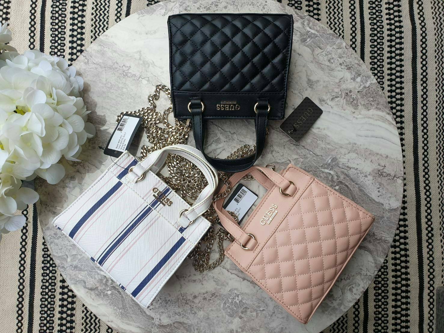 GUESS TAYLOR MINI SATCHEL CROSSBODY BAG กระเป๋าสะพายใบเล็ก สไตล์ สวยหรู คุณหนู ไฮโซ น่ารักมากๆ วัสดุหนังpu เย็บลายตาราง หนังนิ่ม จับนุ่มมือ และ ลายทาง หนัง saffiano ตั้งอยู่ทรง แบบน่ารักไม่ซ้ำใคร ด้านหน้าประดับโลโก้แบรนด์ อะไหล่ทอง มาพร้อมสายโซ่ ถอดออกได้