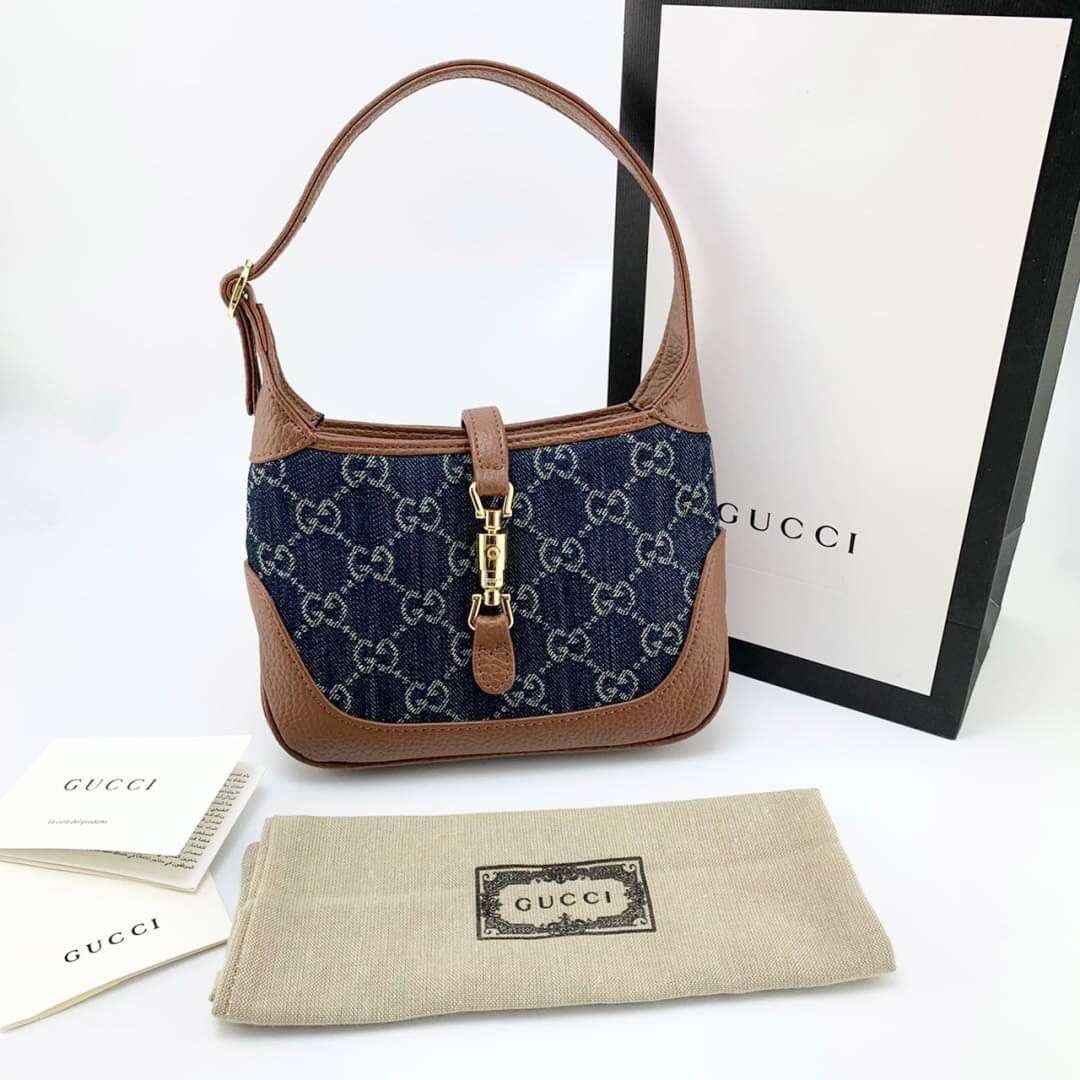 VIP GIFT 】หนังแท้ GUCCI Jackie 1961 mini shoulder bag กระเป่ารุ่นฮิตจาก Gucci ต้องบอกเลยว่าสำหรับสาวๆหลายคนนั้น ที่ชื่นชอบ หรือเป็นสาวกกลับแบรนด์อย่าง Gucci ต้องบอกเลยนะว่าสำหรับรุ่นนี้ห้ามพลาดไปทีเดียว บอกว่าได้เป็นตำนานควาวินเทจได้อย่างดี โดยขนาดของตัวก