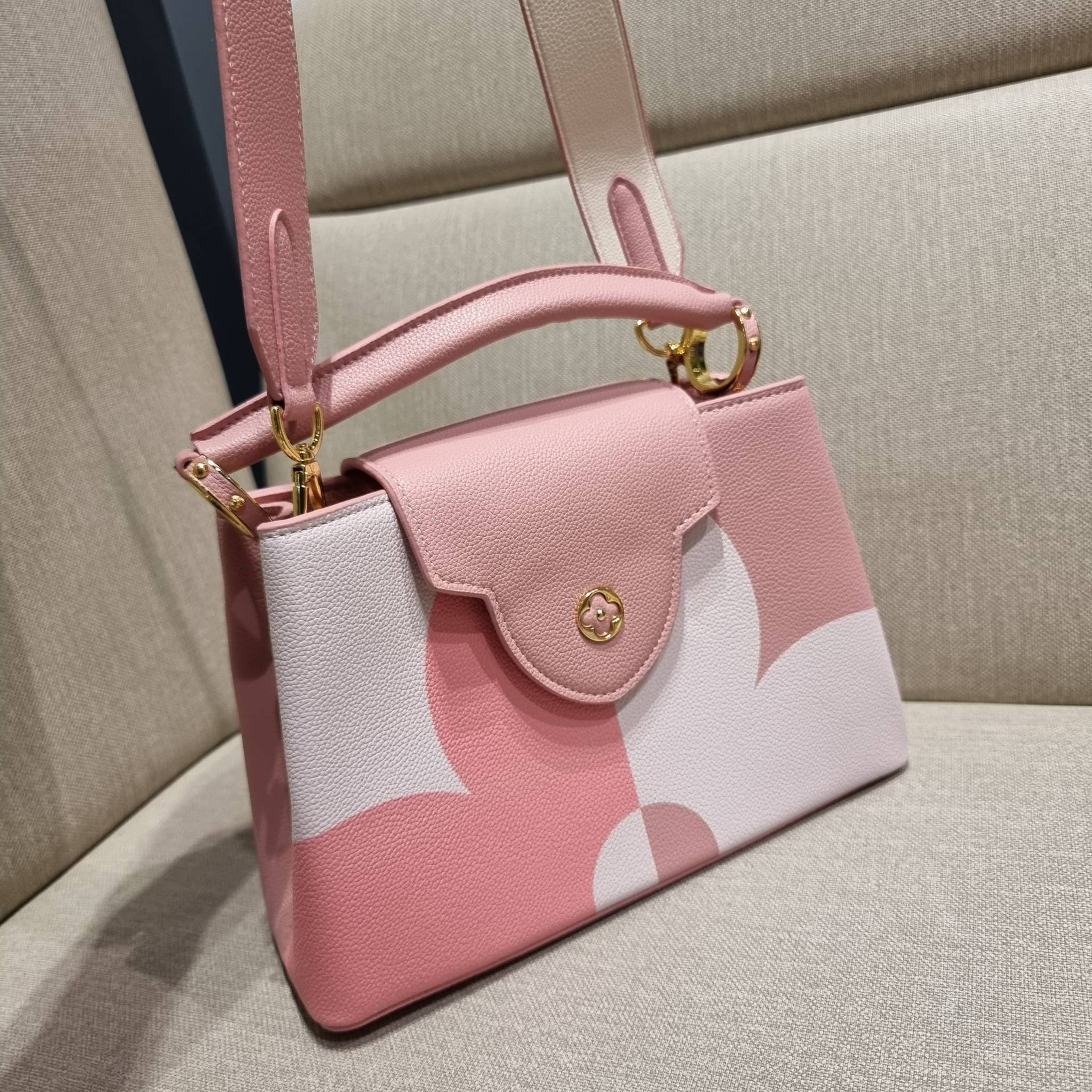 LV capucines top handle ที่สุดของความสวยในราคาเบาๆ กระเป๋าถือสุดหรู ดีไซน์ทรงคลาสสิค พร้อมลวดลายหรูหรา มาพร้อมหูจับในตัว ด้วยรูปทรงวินเทจและวัสดุหนังลูกวัว สัมผัสดี ขับผิว ทำให้ไอเท็มนี้สะกดทุกสายตาจริงๆ และยังมีลูกเล่นที่ฝาปิดกระเป๋า ที่สามารถปิด หรือสอด