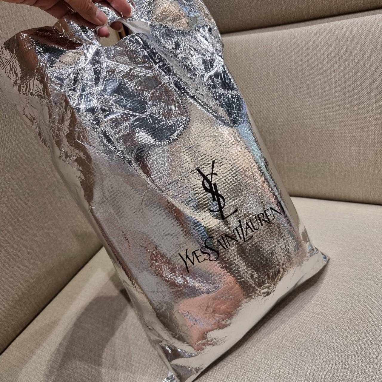 VIP 】หนังแท้ Yves Saint laurent shoulder bag กระเป๋าสะพายทรงคลาสสิค สุดฮอต ดีไซน์เรียบหรู วัสดุหนังแท้ขัดเงา สวย!! ใช้งานง่ายเพียงแค่เปิ-ปิดด้วยกระดุมแม่เหล็ก ภายในโล่งกว้าง จุของได้เลยสบายๆ กระเป๋าสตางค์ใบยาว มือถือ เครื่องสำอางค์ พาวเวอร์แบงค์ หรือจะ ga