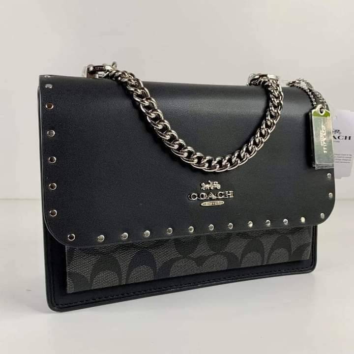 COACH KLARE CROSSBODY IN SIGNATURE CANVAS WITH RIVETS (90400) กระเป๋าถือ กระเป๋าสะพาย รูปทรงสวยงามสุดคลาสสิค แมทท์ง่ายเข้าได้กับทุกลุค แอบกระซิบดังๆนิดนึงว่า! ใบจริงสวยม๊ากก!!// วัสดุแคนวาส ผสมหนังแท้ อยู่ทรง รูปทรงสวยม๊ากก!// ด้านในแบ่งช่องให้ถึง 4 ช่อง 