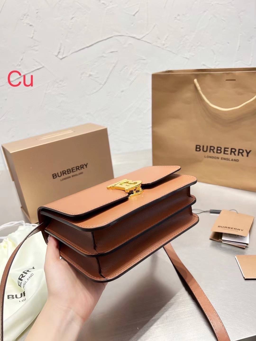 BURBERRY Leather Medium TB Bag / BURBERRY FRAGRANCES CROSSBODY BAG กระเป๋าสะพายหนังเรียบสวยอยู่ทรงดีไซน์ยอดนิยมประดับโลโก้แบรนด์ทองด้านหน้า เปิดปิดด้วยฝาปิดสัญลักษณ์ตัวB ภายในมีช่องแบ่งเป็นสัดส่วนมีช่องซิปหัวซิปแบรนด์
