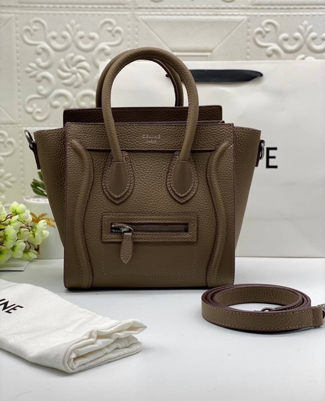 CELINE NANO LUGGAGE BAG IN DRUMMED CALFSKIN เกรดออริจินอล กระเป๋าสะพายรุ่นตามหา ขนาดกำลังดี เปิดปิดด้วยซิปอะไหล่ทองมีที่จับหนัง ด้านในกว้าง มาพร้อมช่องซิปอีกช่อง เป็นอีกทรงที่ฮิตมานานข้ามปี มาพร้อมสายยาวสะพายแบบ CROSSBODYได้ หรือจะถือออกงานก็สวยหรูอีกแบบ 