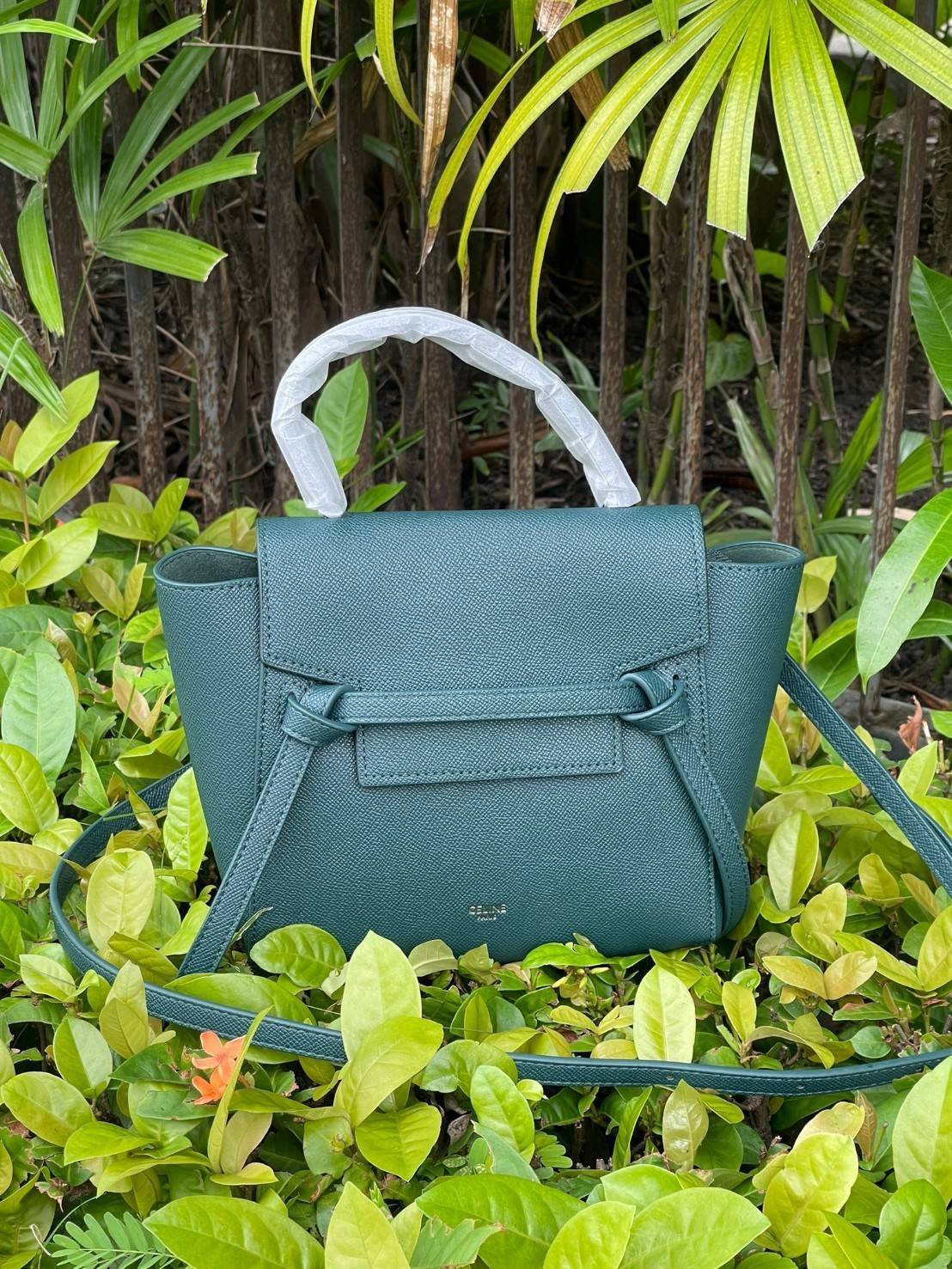 Celine NANO BELT BAG กระเป๋ารุ่น Belt Bag จาก CELINE เป็นกระเป๋าถือที่มีสไตล์มินิมอล และดูเรียบง่าย แต่หรูหรา ครองใจสาวก CELINE ได้เป็นอย่างดี โดยรวมแล้วรูปทรงของกระเป๋าถือว่าออกแบบมาได้อย่างพอดี ไม่มากหรือน้อยจนเกินไป คือช่วยให้คุณดึงดูดสายตาของผู้คนให้ม