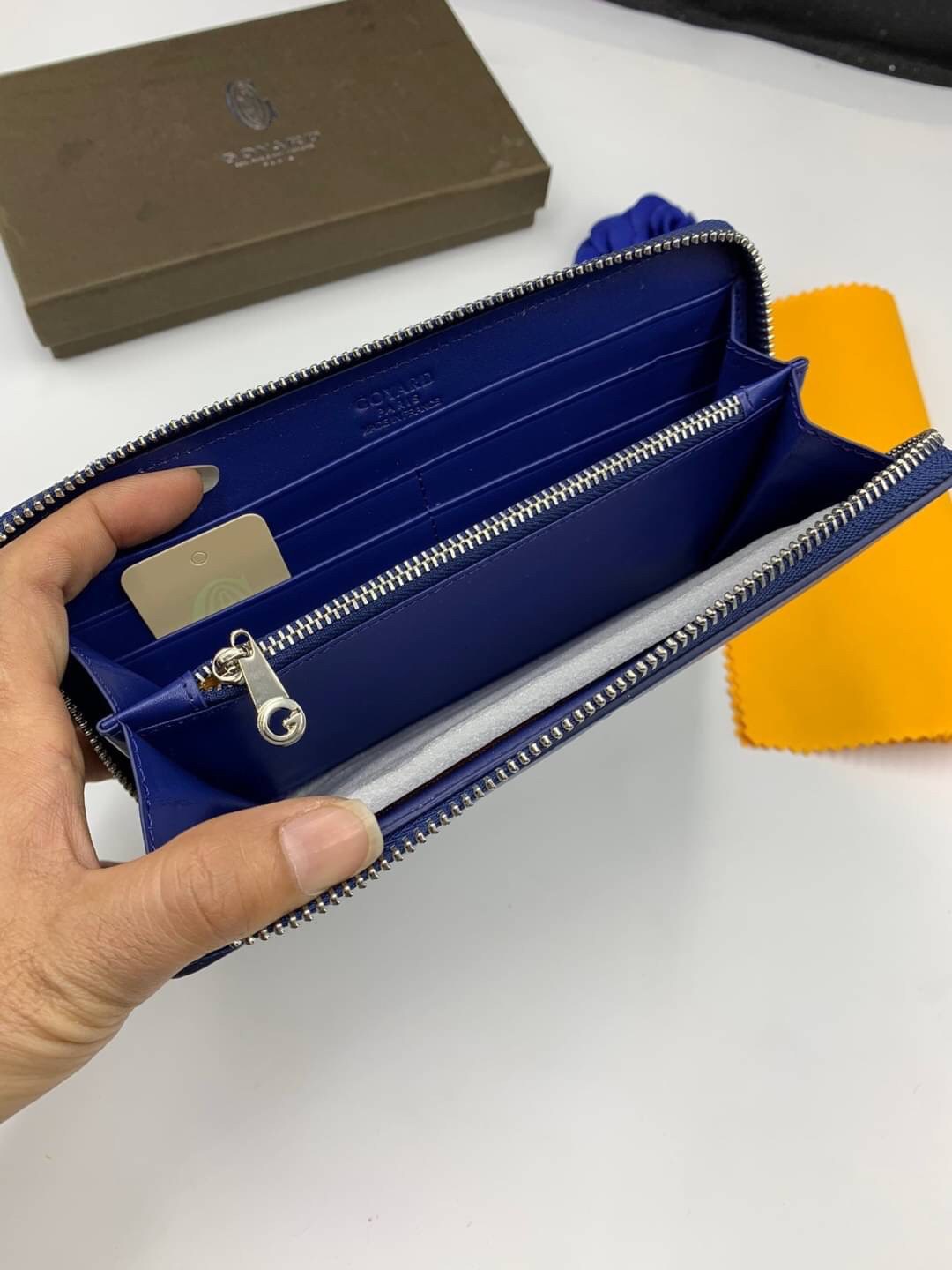 VIP GIFT 】GOYARD round zipper Matignon Long Wallet กระเป๋าสตางค์ซิปรอบใบยาว พร้อมส่ง 6 สี เหมาะกับการใช้งานทุกรูปแบบ นอกจากเพิ่มความมั่นใจแล้ว ยังทำให้ชีวิตของเราง่ายขึ้นอีกด้วย โดยการเปิดปิดแบบซิปรอบ สามารถใส่ธนบัตร เหรียญ บัตรต่างๆได้หลายใบเลยทีเดียว ขน