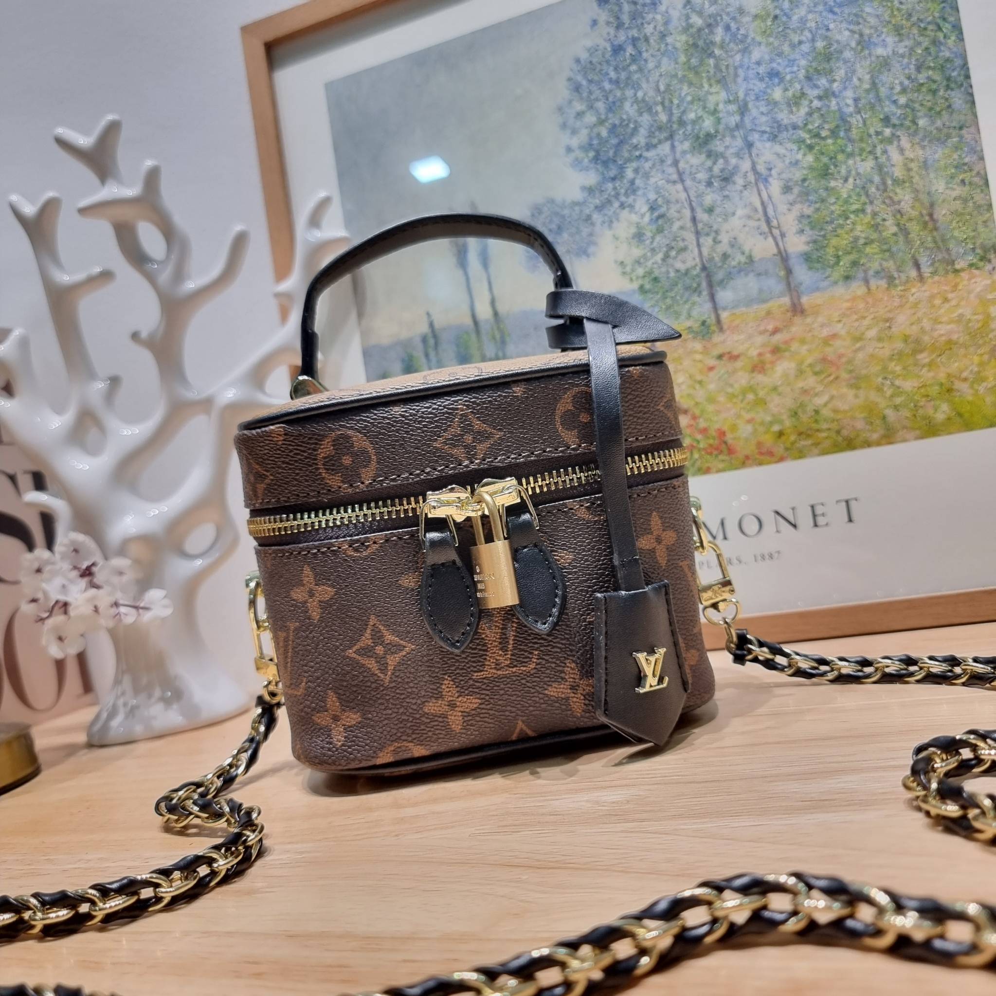 LV Vanity PM / Lv reverse monogram vanity bag กระเป๋าถือ/สะพาย สวยอยู่ทรง มาพร้อม box set สุดหรู adapt ใช้เป็นกระเป๋าเก็บเครื่องสำอางค์ ถือเชิดๆ หรือสะพายเลิศๆ ไปเที่ยว ไปไหนๆก็ดูแพง!! สวยจริงจัง!!