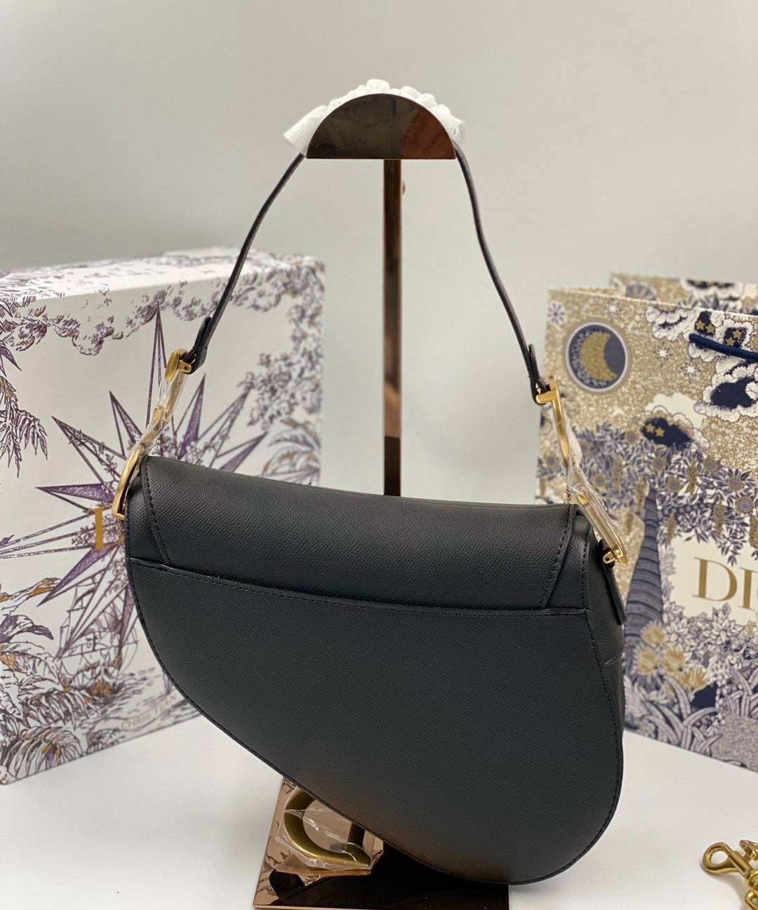 ORI หนังแท้ | DIOR Saddle Bag with Strap Grained Leather กระเป๋าถือ/สะพายทรงอานม้า รุ่นยอดนิยมที่มีเอกลักษณ์สวยงามเหนือกาลเวลา ลูกเล่นห้อยด้วยตัวอักษร D ตรงหูหิ้วมีกิมมิค CD สวยหรูดูแพง