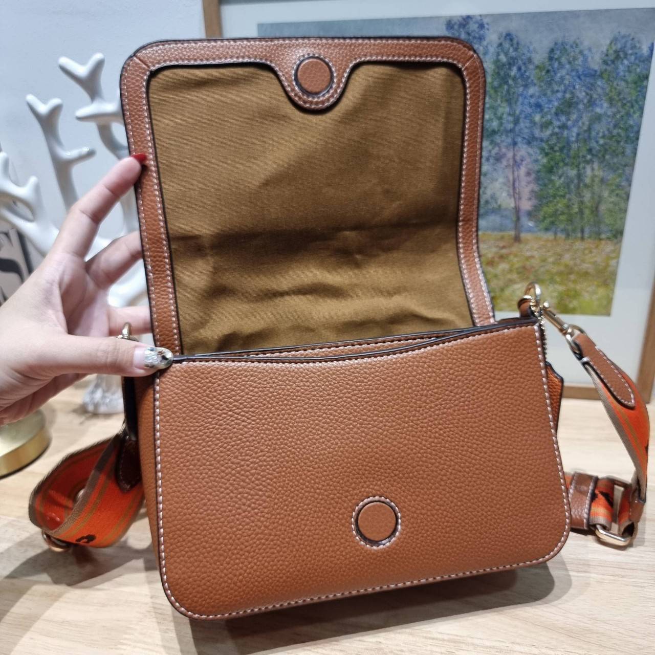 OACH LOGAN MESSENGER IN SIGNATURE CH483 CH252 กระเป๋าสะพาย รุ่นใหม่ สไตล์สปอร์ต ดีไซน์สวย ขนาดกำลังดีคล่องตัว สายสะพายเส้นใหญ่ทนทาน