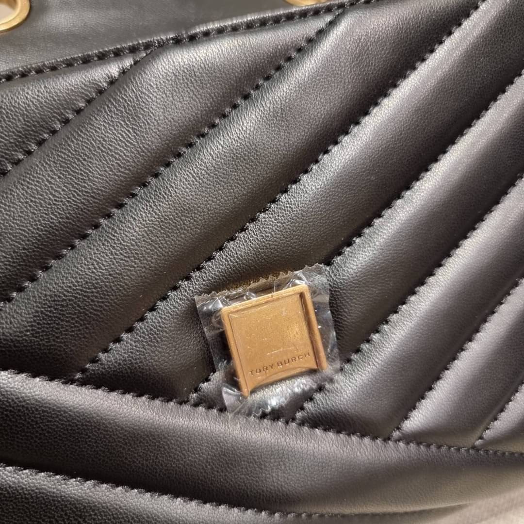 TORY BURCH KIRA CHEVRON CONVERTIBLE SHOULDER BAG (SMALL / MEDIUM) กระเป๋าสะพายรุ่นยอดฮิต ไซส์คลาสสิค ที่ใช้ยังไงก็ดูหรู ดีไซน์เฉพาะตัว วัสดุหนังแกะ สัมผัสนิ่ม เปิด-ปิดด้วยกระดุมแม่เหล็ก ภายในเป็นช่องโล่ง ใส่กระเป๋าสตางค์ มือถือ เครื่องสำอางค์ พาวเวอร์แบงค