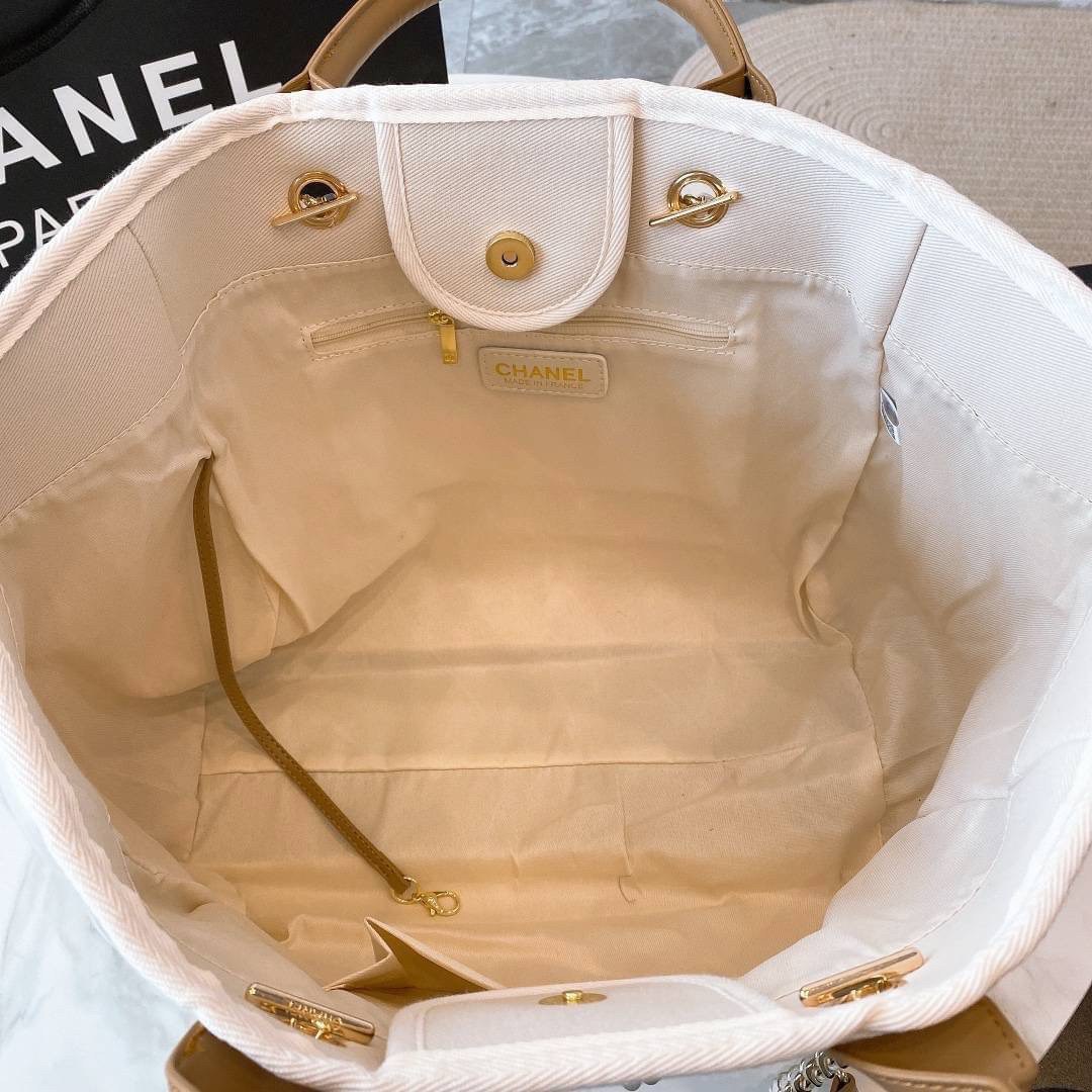VIP 】รุ่นใหม่ล่าสุด!! ที่สาวๆรอคอย CHANEL CANVAS PEARL LARGE TOTE จากงานพรีเมี่ยม VIP GIFT รุ่นดังเลยค้า ไซส์ใหญ่อลังมากก บอกเลยว่า งานดีที่สุด ตัวกระเป๋า กระเป๋าผ้าเป็นผ้า CANVAS คาดด้วยหนังแท้สีน้ำตาล เนื้อดีสมราคา สัมผัส นุ่มลื่นมือมากกกก อะไหล่เงินปั้