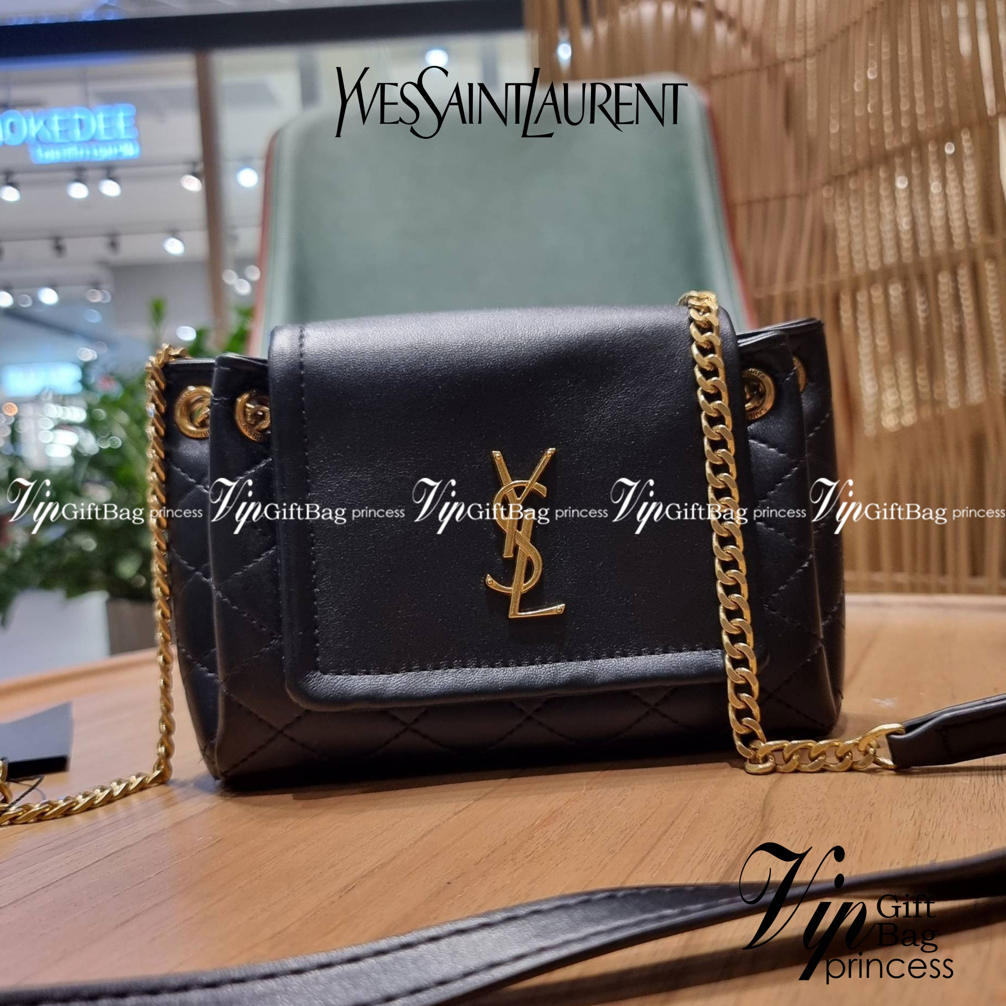 Yves Saint laurent mini nolita in lambskin / YSL mini nolita น้องสาวคนสวยที่ต้องตาเมื่อแรกเห็น กระเป๋าสะพายดีไซน์หรู ไซส์มินิ แบรนด์นี้ไม่เคยทำให้ผิดหวังจริงๆ ด้วยดีเทลความเรียบง่ายแต่มีความหรูอยู่ในตัว วัสดุหนังแกะ สัมผัสดีงามมากๆ เปิด-ปิดด้วยกระดุมแม่เห