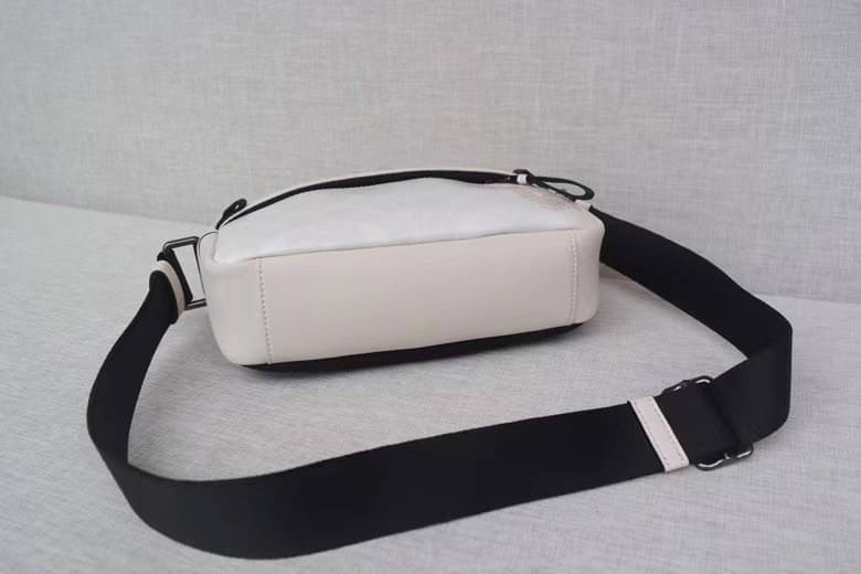 COACH EDGE CROSSBODY IN SIGNATURE CANVAS กระเป๋าสะพายครอสบอดี้ร์ วัสดุหนังแท้ หนังนิ่มอย่างดีค่ะ ด้านหน้ามีช่องซิปซ่อนให้หนึ่งช่อง เปิดปิดช่องหลักแบบซิปคู่ภายในกว้าง ใส่ของได้จุเลยนะคะ มีช่องซิปและช่องเล็กให้อีก2ช่อง;ด้านหลังกระเป๋าเป็นช่องโล่งใส่ของอีกช่