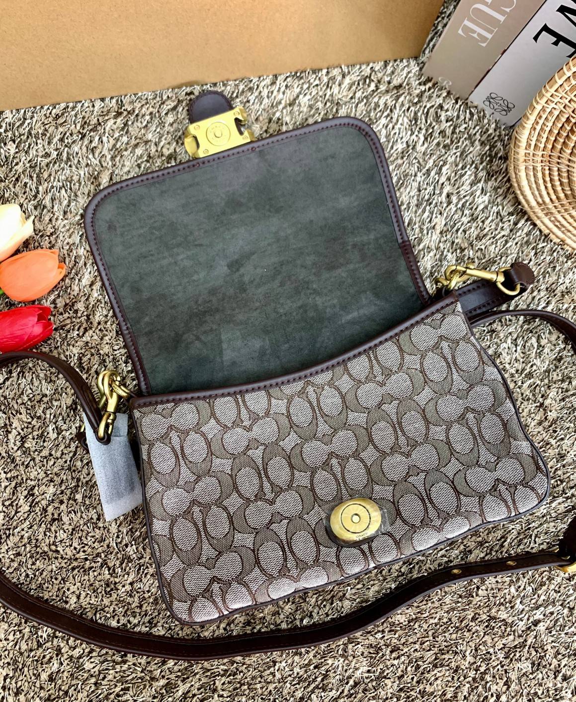สวย คลาสสิคมากๆจ้าา COACH SOFT TABBY EUROPEAN CLASSIC UPGRADE PORTABLE BAG((C4821)) พร้อมส่งทันทีค่ะ สินค้าออกใหม่!! กระเป๋าหิ้ว//สะพายข้างได้ สุดคุ้ม! วัสดุ jacquard+หนังแท้ ได้สวยงาม คลาสสิคมากๆค่ะ น้ำหนักเบา เปิดปิดแบบกระดุมแม่เหล็กเป็นอะไหล่โลโก้แบรนด