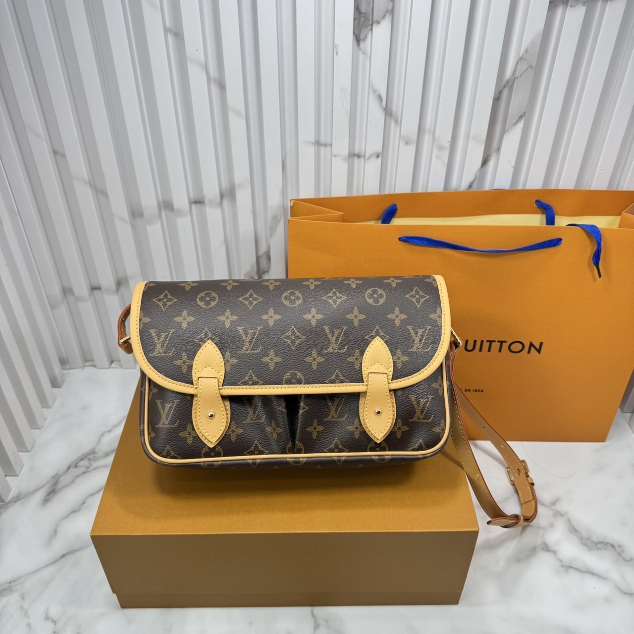 ORI หนังแท้ | LV Satchel Messenger Bag กระเป๋าสะพายทรงแมสเซนเจอร์ ดีไซน์วินเทจสุดไอคอนิกยุค'90s รังสรรค์จาก Monogram แคนวาส แต่งขอบหนัง ได้แรงบันดาลใจจากกระเป๋ารุ่น Gibecière ใช้งานในทุกวันกับทุกลุค