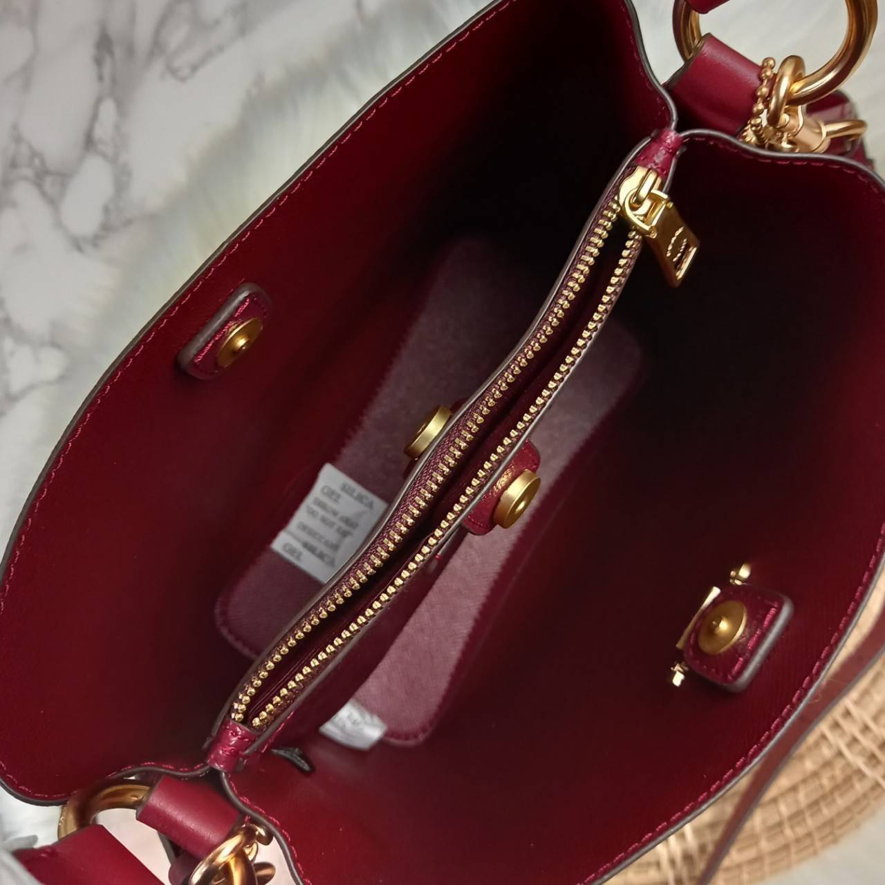 COACH SMALL TOWN BUCKET BAG WITH HEART PETAL PRINT(C7975//C7976)🌺💞กระเป๋าถือ กระเป๋าสะพาย ทรงฮิตยอดนิยมตลอดกาล>>ปริ้นลายดอกไม้รูปหัวใจมินิ น่ารักเกินเบอร์มาก🥰 ไม่ว่าจะออกมาคอลเลคชั่นไหนๆ ก็ครองใจสาวๆไปได้ทุกรุ่น/ วัสดุหนังแคน