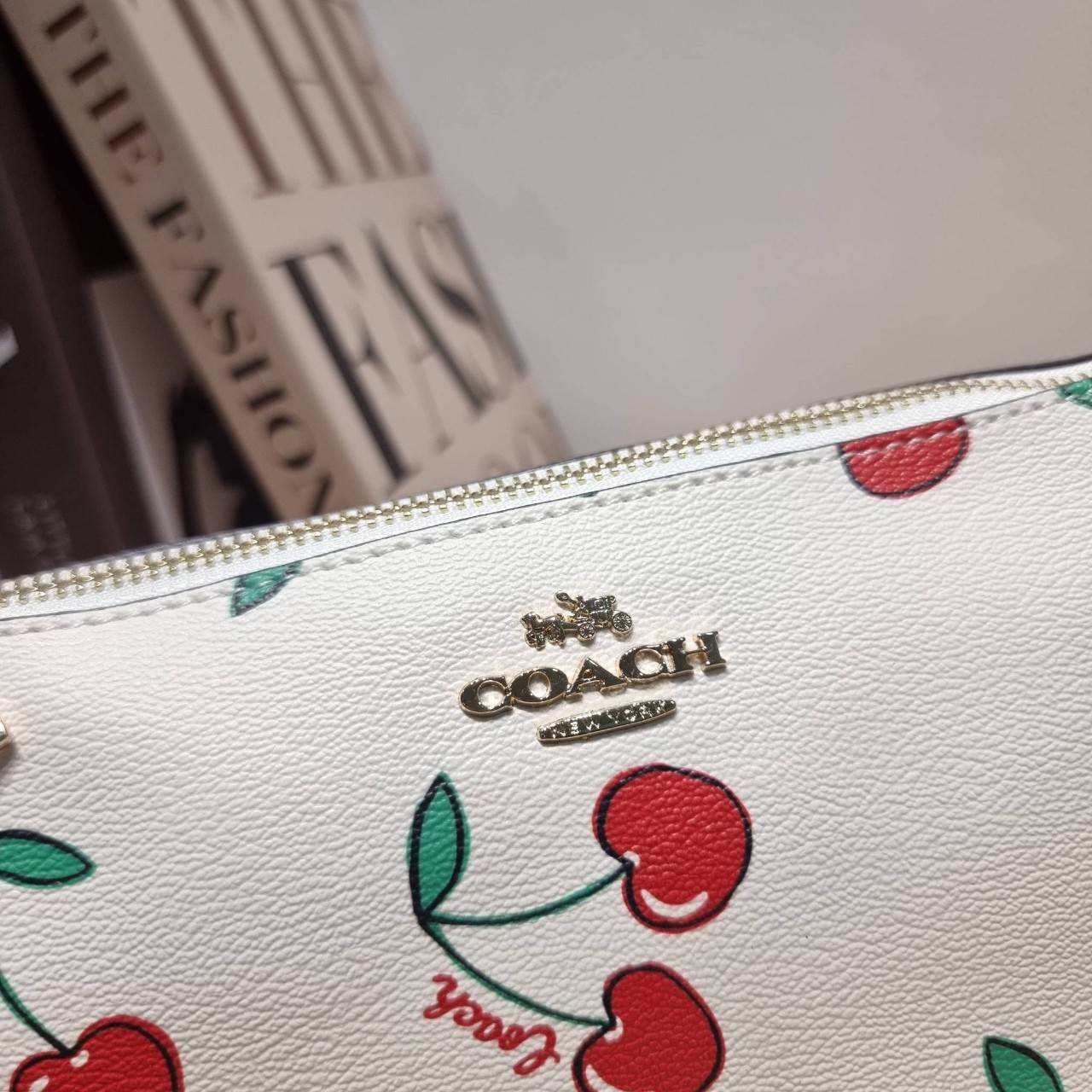 COACH F58321 TOP HANDLE POUCH คอลเลคชั่นสุดฮิต กับดีไซน์ใหม่ น่ารักน่าใช้ทุกแบบ กระเป๋าพอชทรงใช้งานง่าย สะดวก กะทัดรัด วัสดุหนังแคนวาสเคลือบคุณภาพ มาพร้อมสายคล้องในตัว และสายสะพาย crossbody ปรับเปลี่ยนได้ตามสไตล์ อีกหนึ่งไอเท็มที่สาวๆต้องมี ในราคาสุดคุ้ม 