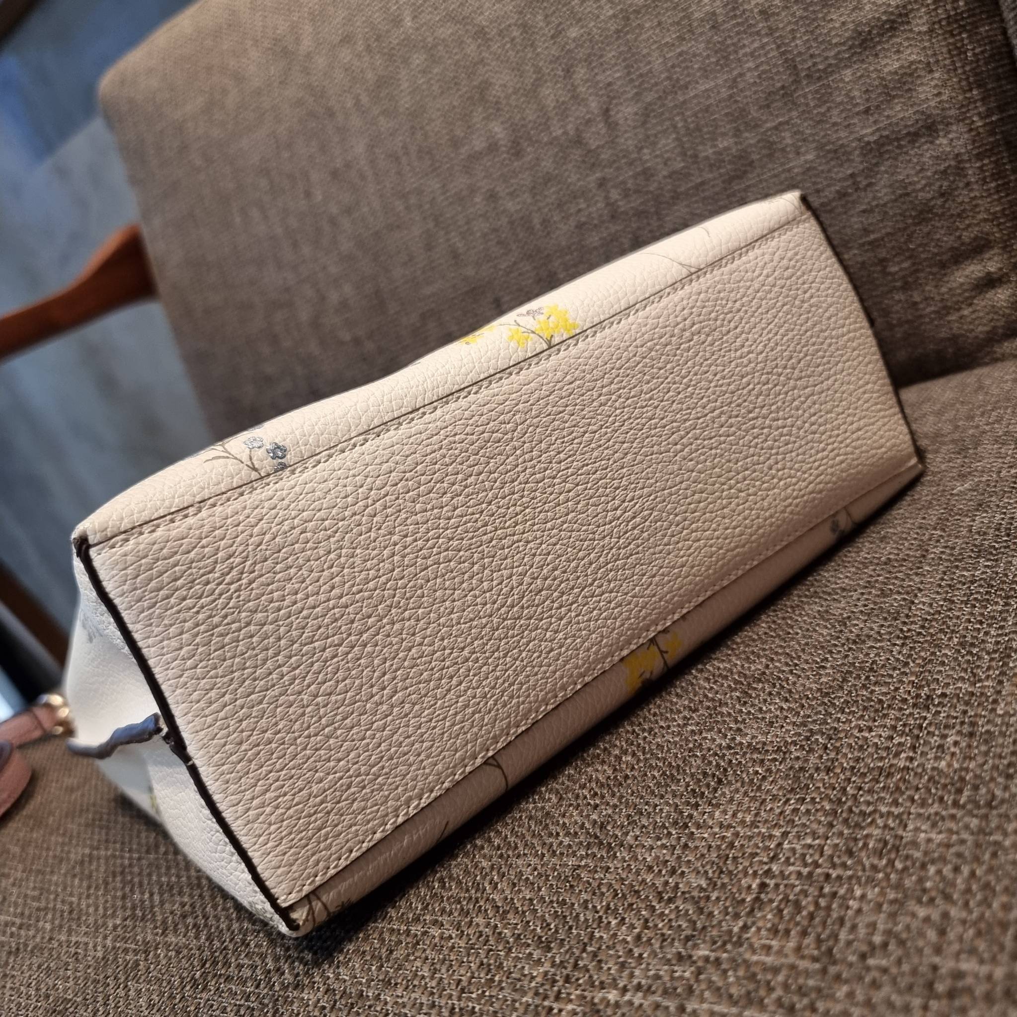 COACH C4084 MOLLIE TOTE 25 WITH SPACED WILDFLOWER PRINT ดีไซน์ใหม่ล่าสุด กระเป๋าโท้ทไซส์เล็กที่สาวๆต่างก็ต้องปักใจรัก รอบนี้น้องถูกเติมแต่งลวดลายดอกไม้ เพิ่มดีเทลความน่าใช้ไปอีก วัสดุหนัง pepble เรียบหรูดูดีม้าก!! ภายในโล่งกว้าง มีช่องซิปกลางใส่ของได้ ขนา