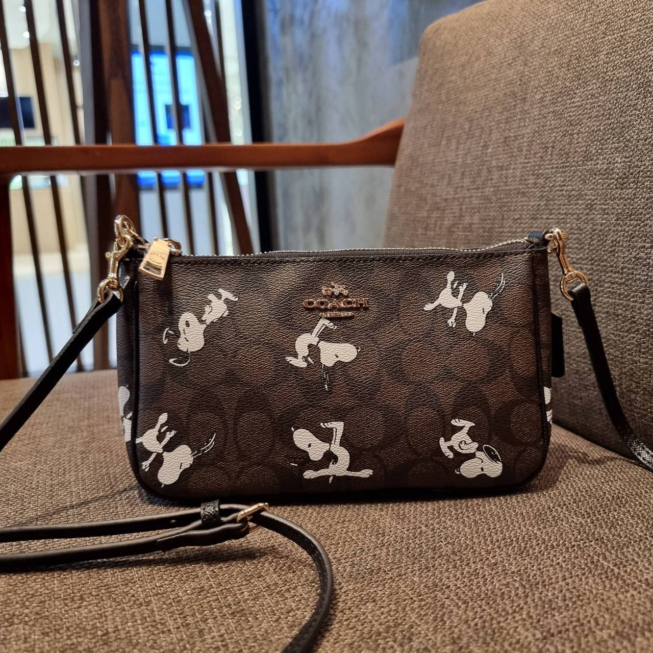 COACH F36674 TOP HANDLE POUCH IN SIGNATURE WITH SNOOPY PRINT คอลเลคชั่นใหม่ ในสไตล์พอช มาให้ช้อปก่อนใครในไทยจ้า น่ารักน่าใช้ไปอีกกับกระเป๋าสะพายทรงฮิตตลอดกาล ด้วยดีไซน์ที่ออกมาให้ใช้งานได้ง่าย ขนาดกำลังเหมาะ วัสดุแคนวาสทนทาน ดีไปหมดขนาดนี้!! คุณลูกค้าถึงส