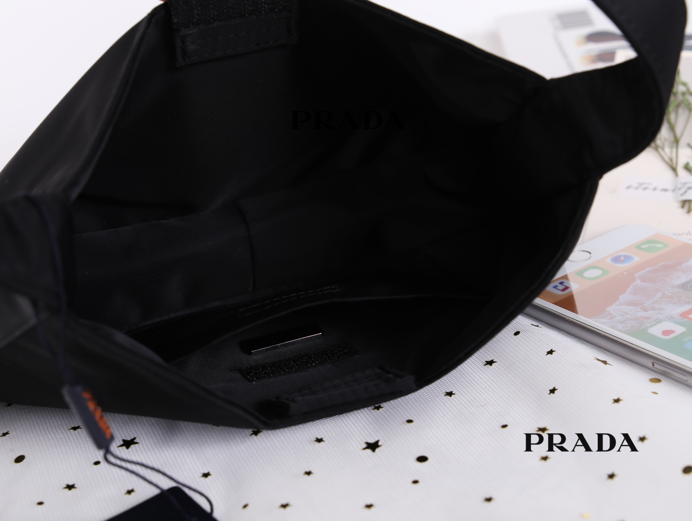 PRADA Nylon Shoulder & Handbag โดดเด่นด้วยโลโก้แบรนด์ด้านข้างกระเป๋าที่ไม่เหมือนใคร เปิด- ปิด ด้วยการติดแบบลอกออก ด้านในมี 1 ช่องโล่ง และช่องเล็กพร้อมโลโก้แบรนด์เป็นอีกใบที่สาวๆไม่ควรพลาด