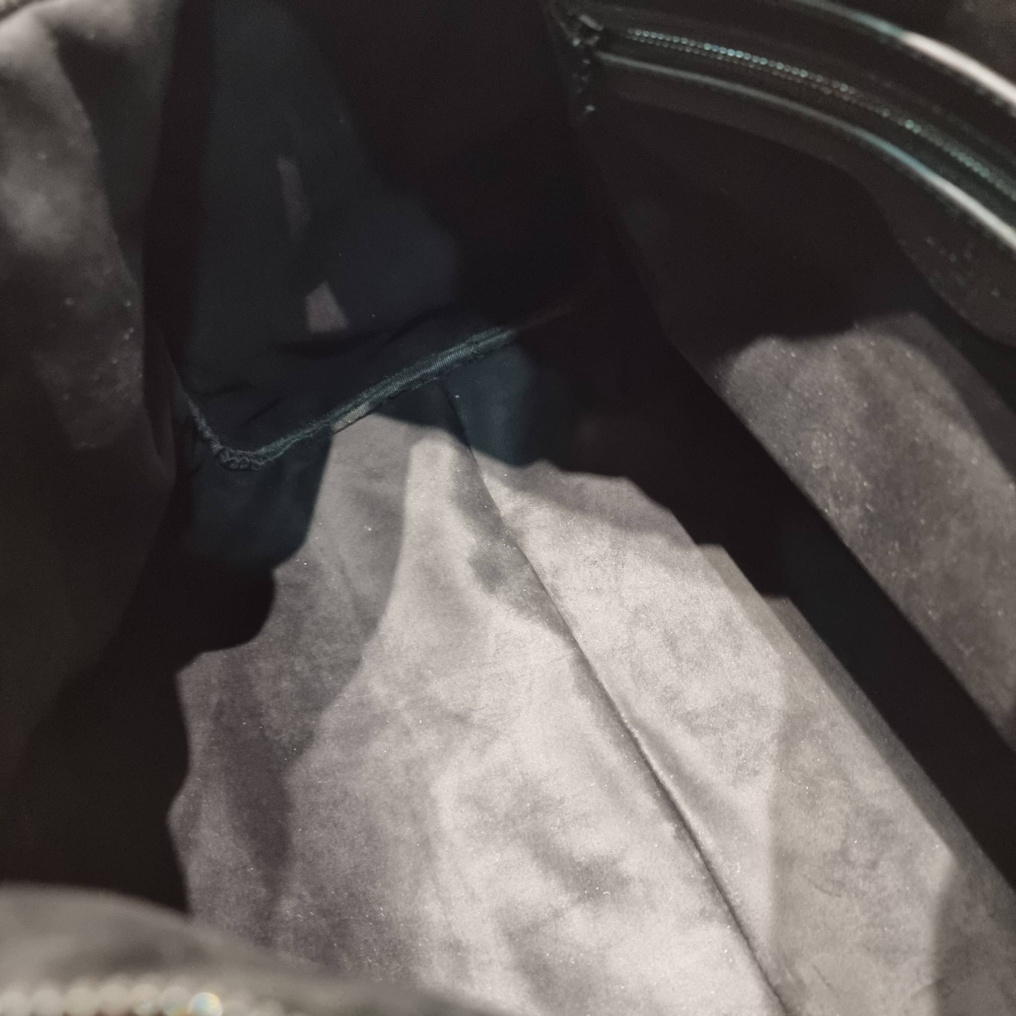 LV KEEPALL 50B SNOW BAG กระเป๋าเดินทางสุดคลาสสิค ประจำฤดูกาล Winter 2022 สไตล์สปอร์ต ทึ่ใครๆก็เฝ้ารอ ไอเท็มที่จะทำให้การเดินทางไม่ธรรมดาอีกต่อไป ด้วยดีเทลความเป็นเอกลักษณ์ เรียบแต่หรู ดีไซน์ลายปักความเป็นเอกลักษณ์ผสาน ลวดลายโมโนแกรมฟลาวเวอร์ ลงบนผ้าไนลอนร