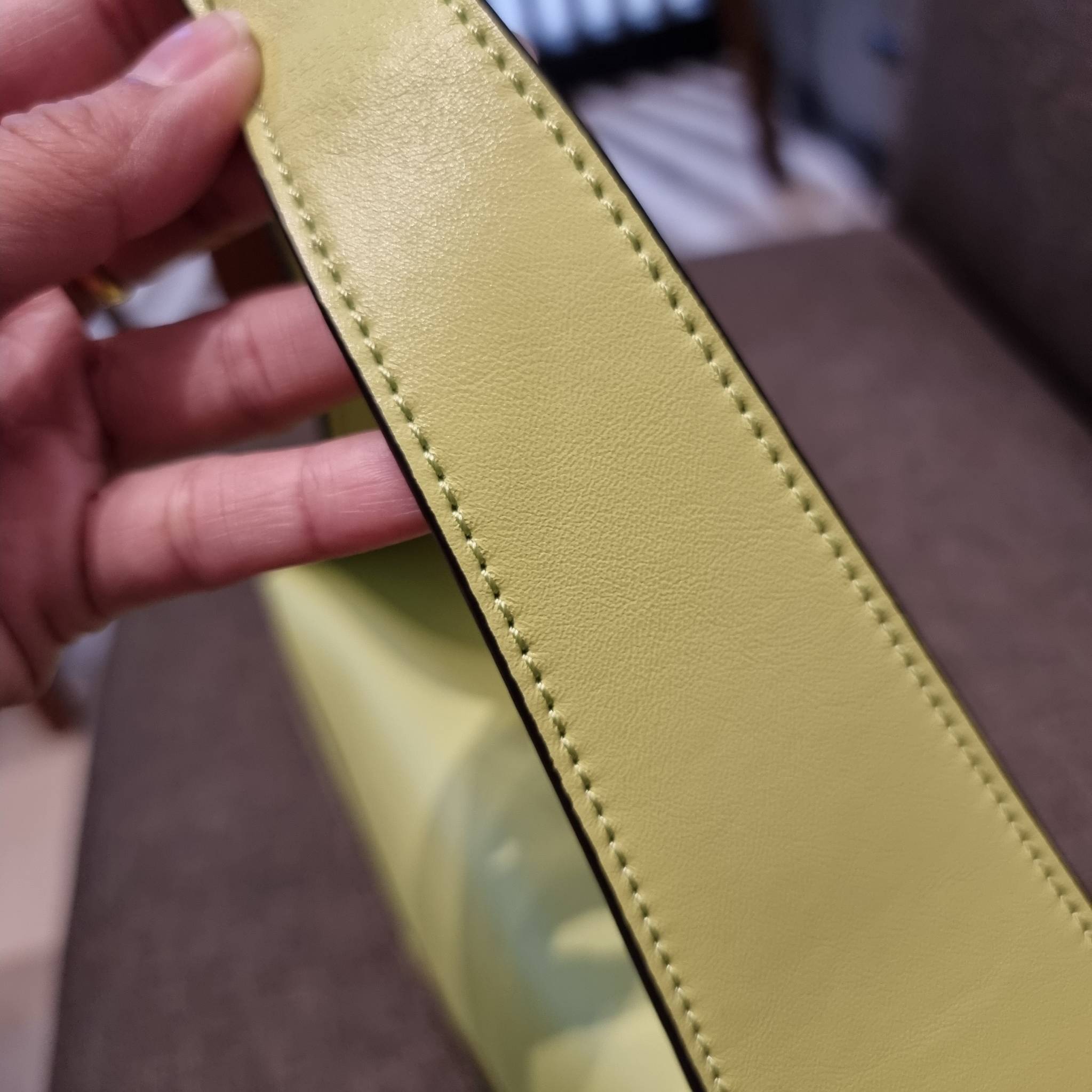 LOEWE PUZZLE HOBO BAG ใหม่ล่าสุด กับแบรนด์ที่มีดีไซน์โดดเด่นเป็นเอกลักษณ์ สวยหรูทุกรุ่นจริงๆ!! กระเป๋าสะพายโฮโบ ทรงสวย สไตล์พัซเซิลคลาสสิค วัสดุหนังวัวฟอกสี นิ่มมือ ฟินมาก!! เปิดใช้งานด้วยซิป ที่ภายในโล่งกว้าง ใส่ของสำคัญได้ครบไม่มีพลาด แบบสบายๆ มาพร้อมสา