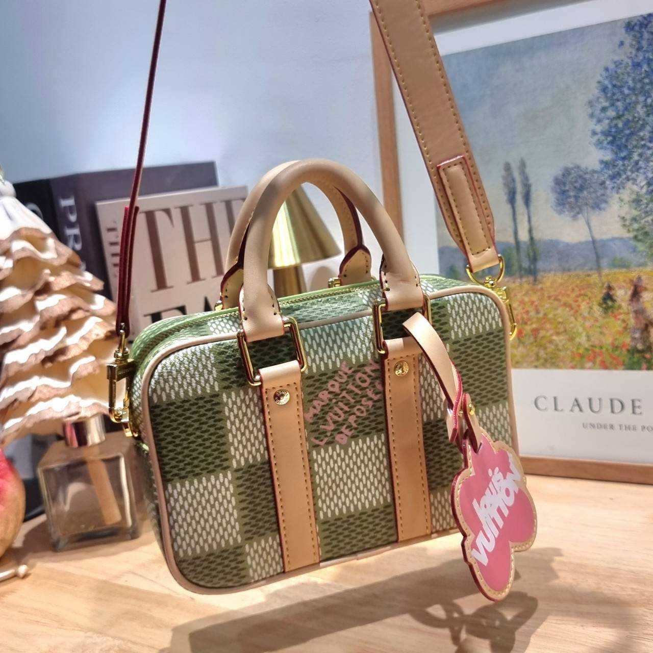 LV Nano Porte Documents Voyage สีเขียวเหนี่ยวทรัพย์ กระเป๋าสะพายทรงกระเป๋าเดินทางในขนาดมินิกะทัดรัด แถมฟรีพวงหนังห้อยสีชมพูโดดเด่น