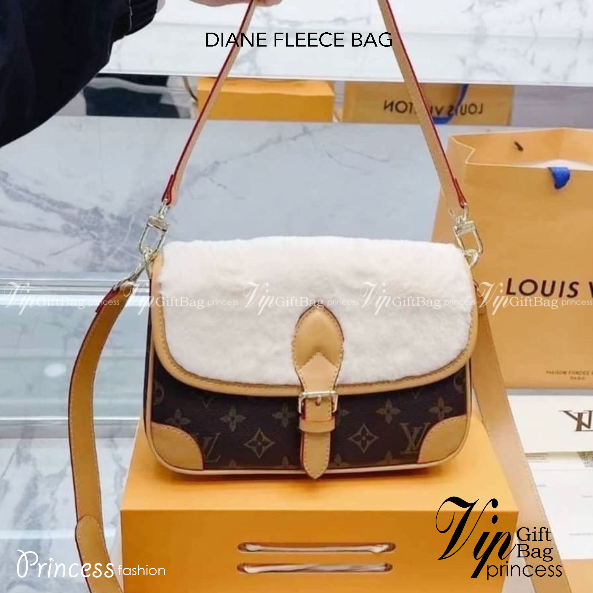 LV DIANE FLEECE BAG ใหม่กับรุ่นที่ทำมาจำนวนจำกัด ดีไซน์ต้อนรับอากาศเย็นๆช่วงส่งท้ายปี กับกระเป๋าสะพายทรงสวย ดีไซน์คลาสสิคซ่อนความหรู ด้วยการตกแต่งขนฟูนุ่ม วัสดุหนังแคนวาสตัดสลับหนังแท้