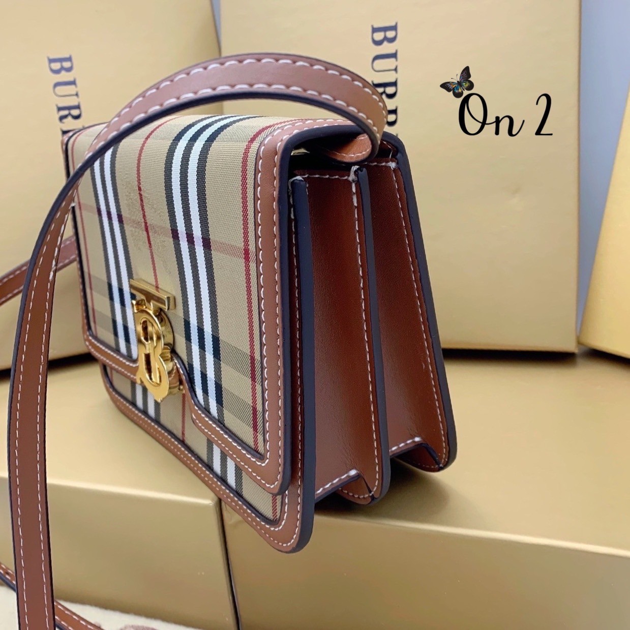 VIP 】กลับมาตามคำเรียกร้อง! ห้ามพลาด! Rare items! BURBERRY FRAGRANCES LEATHER CROSSBODY BAG วัสดุ Canvas & Leather ลาย Vintage คอลเลคชั่นใหม่ทรงเหลี่ยมสวยหรูดูดี เปิดปิดด้วยฝาปิดสัญลักษณ์รูปTB ภายในมีช่องแบ่งเป็นสัดส่วนสามารถใส่มือถือ iphone เงิน ของจ