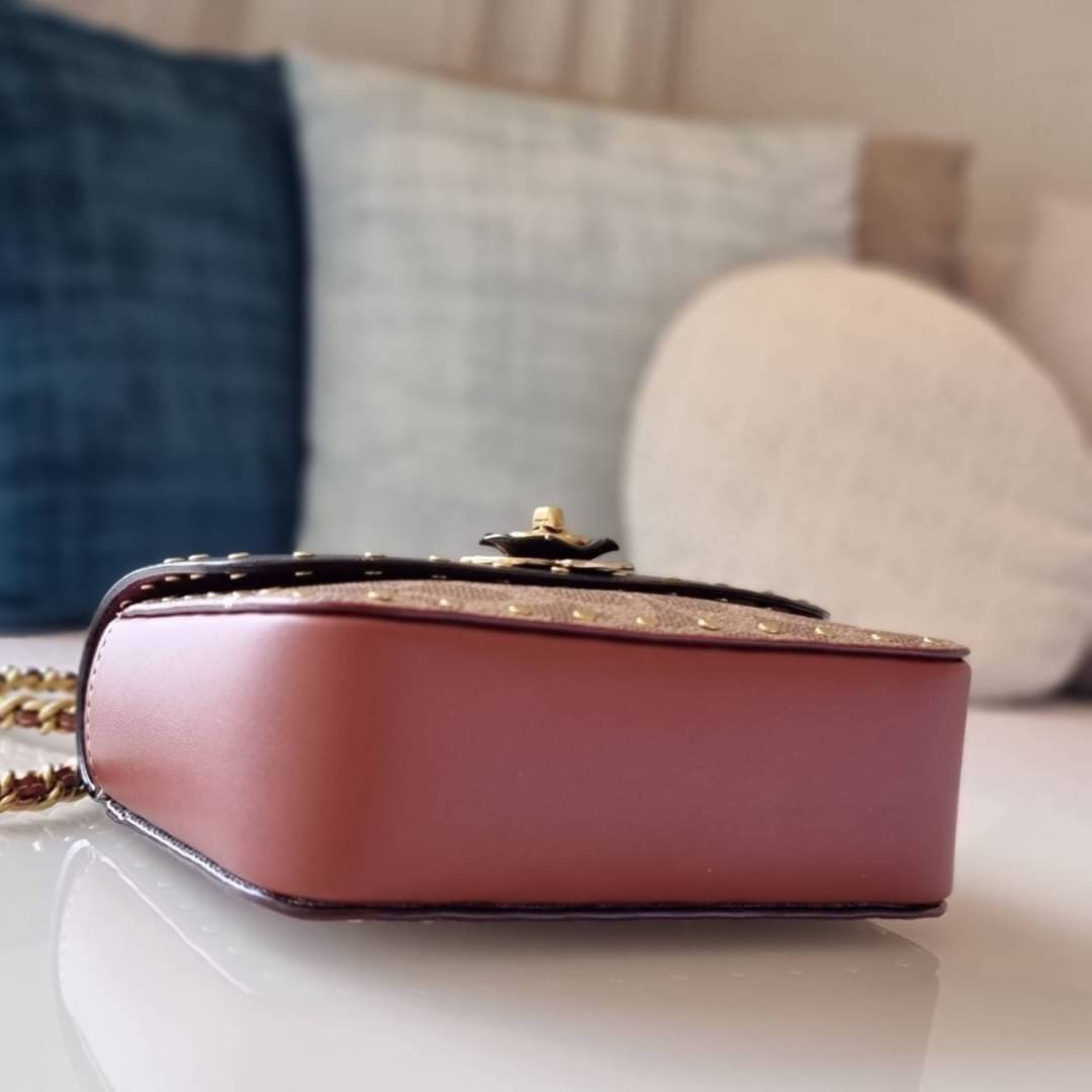 COACH C2462 MADISON SHOULDER BAG 16 IN SIGNATURE CANVAS WITH RIVETS (B4NQ4) กระเป๋าสะพายข้าง ไซส์กะทัดรัด พกพาง่าย น้ำหนักเบา ดีไซน์สวย โดดเด่นด้วยตัวล็อครูปดอกไม้ สีสันตกแต่งตัดกันกับลายซีอย่างลงตัว วัสดุหนังแคนวาสเคลือบลาย ภายในแบ่งสัดส่วนให้อย่างดี มาพ