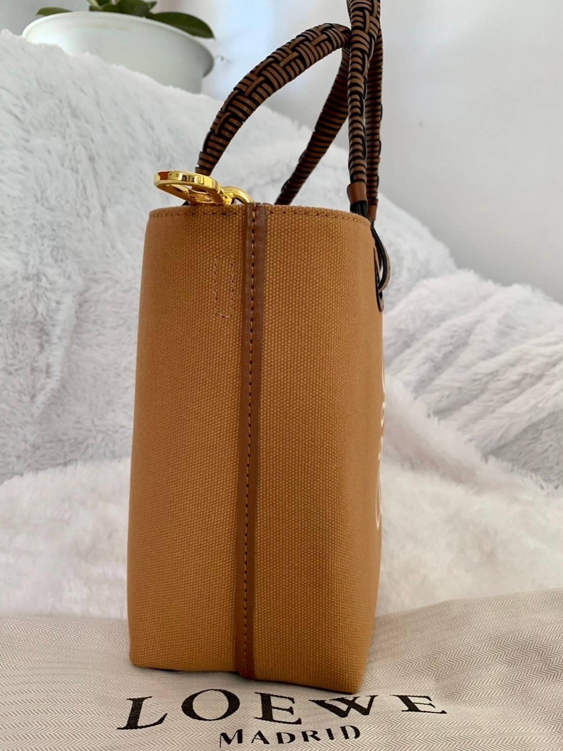 Loewe Anagram leather canvas tote bag / Loewe Tote Bag กระเป๋าโท้ทน้องใหม่ วัสดุทำจากหนังแคนวาส ใช้งานทนทาน ออกแบบมีสายสะพายไหล่และหูหิ้ว เรียกว่าใช้งานได้แบบ 2 in1 งานสวยล้ำ ไม่ซ้ำใคร ปักโลโก้ Anagram ที่ด้านหน้า เปิด-ปิดด้านบนด้วยเชือกผูก ด้านในมีช่องสำ