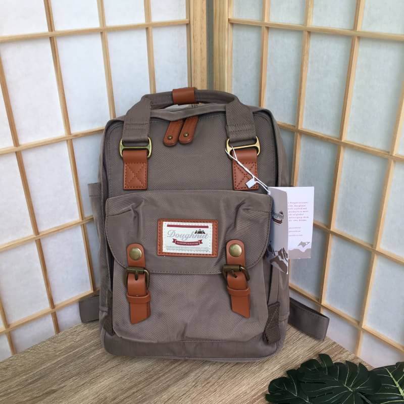 ของแท้ Doughnut mini bagpack กระเป๋าเป้ทีฮิตกันมากในหมู่วัยรุ่นฮองกง ด้วยสีสันที่โดดเด่น โทนสีพาสเทล ดีไซน์น่ารัก ทันสมัย กันน้ำได้ ช่องใส่ของหลายช่องแยกเป็นสัดส่วน จะสะพายไปเรียนหรือเที่ยวได้ในใบเดียวเลยคร้าา