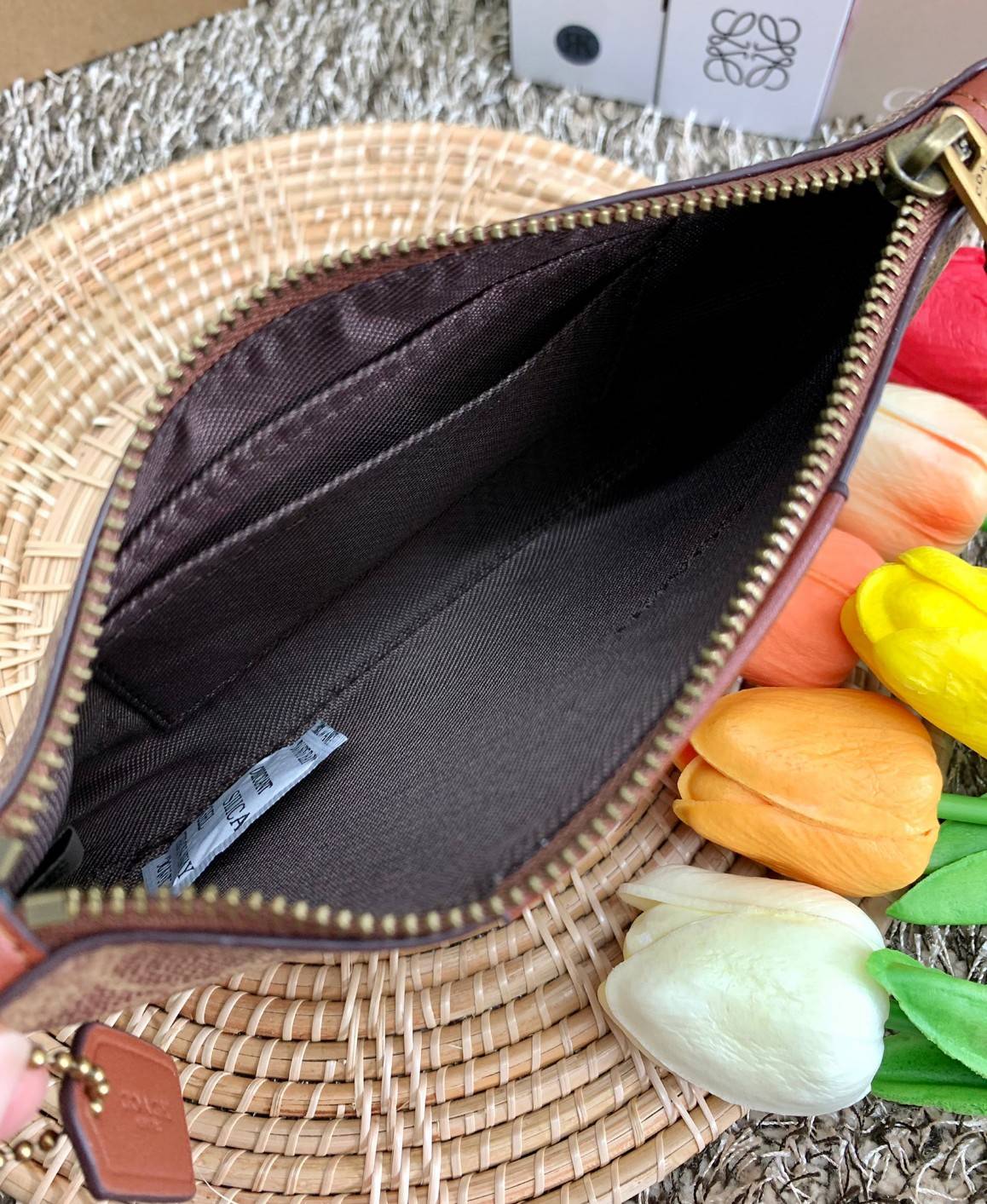 COACH SMALL WRISTLET IN COLORBLOCK SIGNATURE ((32445)) ✔️กระเป๋าคล้องมือ วัสดหนัง pvc อย่างดี ลายซิกเนเจอร์ ตัดขอบสีตรงกลางสวยงามมากๆค่ะ แบบซิปเดียว ((ภายในใส่มือถือได้บางรุ่นค่ะ)) มีช่องเสียบบัตรให้2ช่องด้วยนะคะ