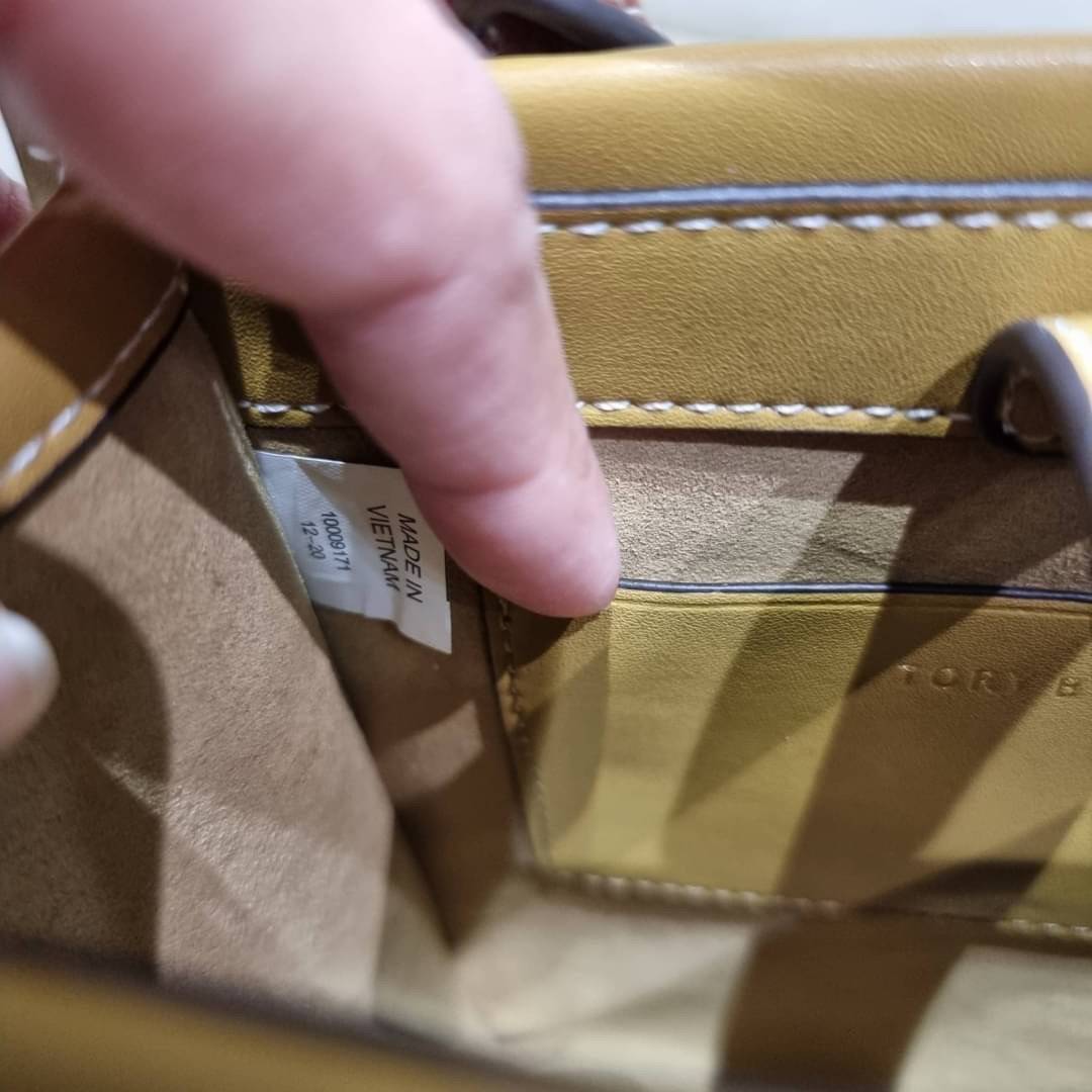 TORY BURCH T MONOGRAM EMBOSSED MINI TOTE สุดหรูกับกระเป๋าสะพายทรงโท้ท ไซส์มินิ ที่สร้างความหรูหราให้ตัวกระเป๋าด้วยดีเทลลายนูน แต่งแต้มลวดลายเอกลักษณ์ สีลูกคุณมากๆ!! วัสดุหนังแท้ ผิวสัมผัสดี ปากกระเป๋ามีแถบแม่เหล็กกันของหล่นได้ ภายในโล่ง ใส่ของจำเป็นได้ โท