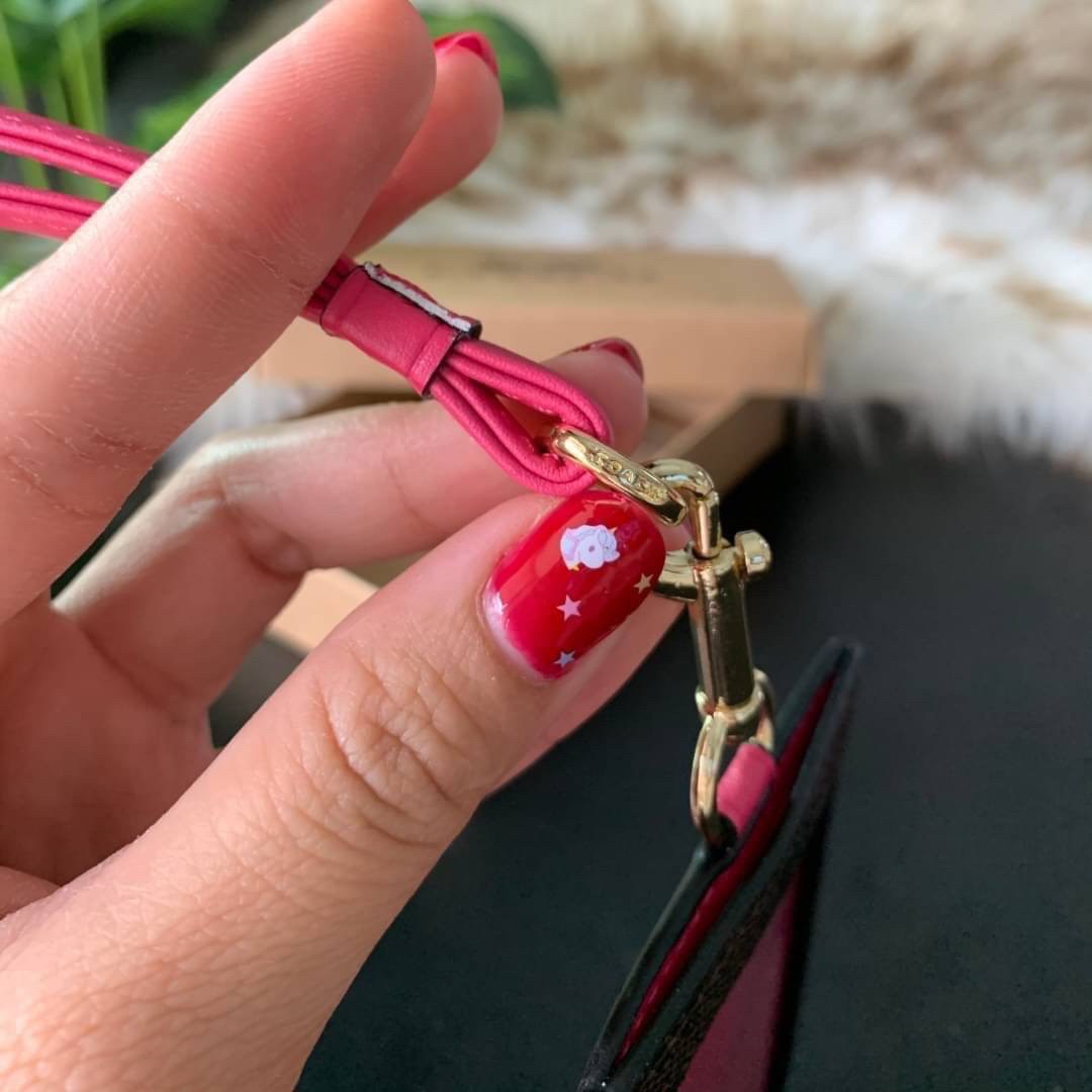 COACH F63274 ID LANYARD IN SIGNATURE COATED CANVAS กระเป๋าใส่บัตรคล้องคอ ลาย C ทั้งใบ ด้านหน้าตกแต่งชื่อแบรนด์ สวยมากกก ใส่บัตรพนักงาน และบัตรต่างๆ มาพร้อมสายคล้องคอ สายถอดออกได้ ตัวกระเป๋ามี 3 ช่องค่ะ