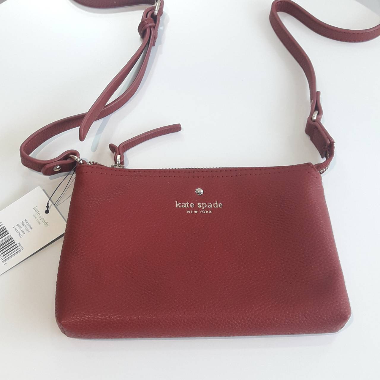 KATE SPADE NEW YORK กระเป๋าสะพายขนาดเล็ก หนังนิ๊มนิ่ม เปิดปิดด้วยซิป มีที่จับหนังเก็ๆ ด้านในมีช่องซิป+ช่องใส่ของจุกจิก ใส่กปต.สั้น + มือถือได้ทุกรุ่น น้ำหนักเบา สายพะพายปรับได้แบบเข็มขัด สะพายชิวๆ Minimal look น่ารักมากๆค่ะ