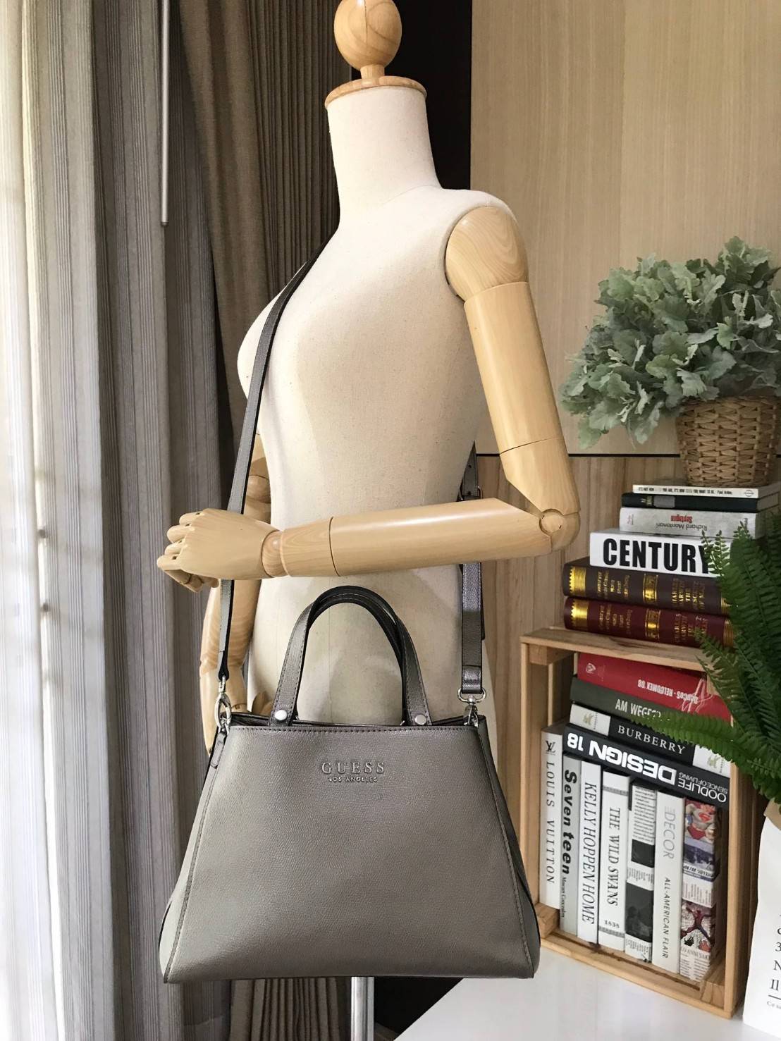 GUESS WOMAN FACTORY SHOULDER BAG กระเป๋าถือหรือสะพาย ทรง A คลาสสิค ขนาดกำลังดี น้ำหนักเบา วัสดุ pu. นิ่ม คุณภาพดี สวยอยู่ทรง ด้านหน้า ประดับโลโก้แบรนด์ เปิดปิดแบบแถบคาดกระดุมแม่เหล็ก ภายในกว้างแบ่ง 2 ช่องใหญ่ มีช่องซิปกลาง เป็นสัดส่วน ซับในลายแบรนด์ ใส่ w