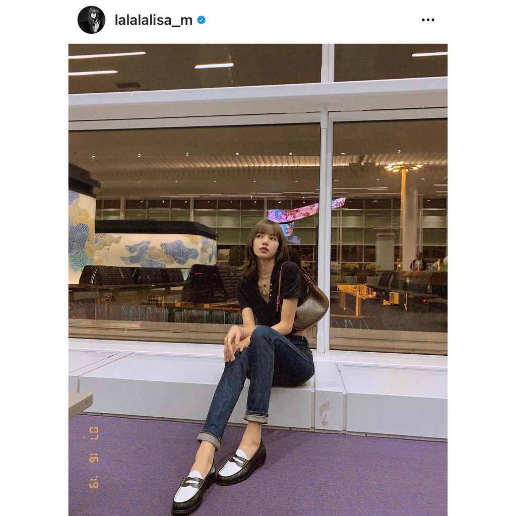 VIP GIFT 】หนังแท้ CELINE AVA BAG IN TRIOMPHE CANVAS AND CALFSKIN :RED กระเป๋าดีไซน์สวยหรูฮิตสุดในเกาหลี! หนังสวยอยู่ทรง เปิดปิดด้วยซิปแบรนด์สีทอง ภายในโล่งกว้างและจุสามารถใส่มือถือ กระเป๋าสตางค์ ของใช้ได้เยอะ สายสะพายหนังปรับได้อะไหล่ทองหรูมีโลโก้แบรนด์ ไ