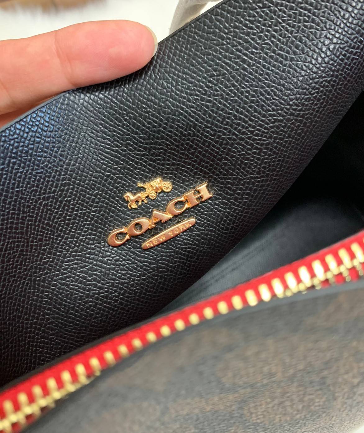 COACH MOLLIE TOTE IN SIGNATURE CANVAS ((1665)) พร้อมส่งอีกครั้ง ห้ามพลาดค่า! กระเป๋าหิ้ว//คล้องไหล่ ใบใหญ่ ทรงTote หนังแท้นิ่มอย่างดีค่ะ ภายในแบ่ง2ช่องใหญ่ สามารถใส่ A4ได้เลย ช่องกว้างมากๆ มีช่องกระเป๋าซิปกลางให้ใส่ของอีกช่องนะคะ