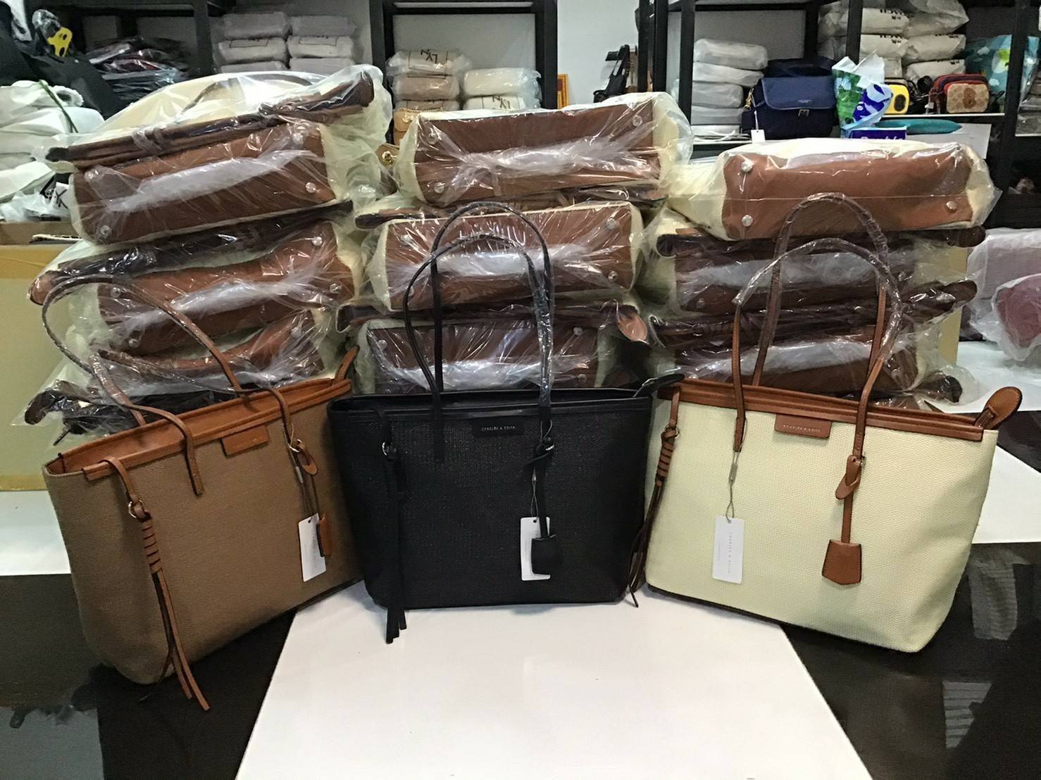 Charles & Keith Black Textured Tote Bag ฮอตฮิตตลอดกาลสำหรับรุ่นนี้ รุ่นยอดนิยม!! มากี่รอบกี่รอบก็ขายดี ใครไม่มีรุ่นนี้ติดตู้ไว้ถือว่าเชยมาก(!!) กระเป๋าสะพายทรง Shopping bag ใบใหญ่จุของได้ใจ น้ำหนักเบา โดดเด่นด้วย Textured วัสดุสานรอบใบ ตัดขอบหนัง สวยอยู่ท