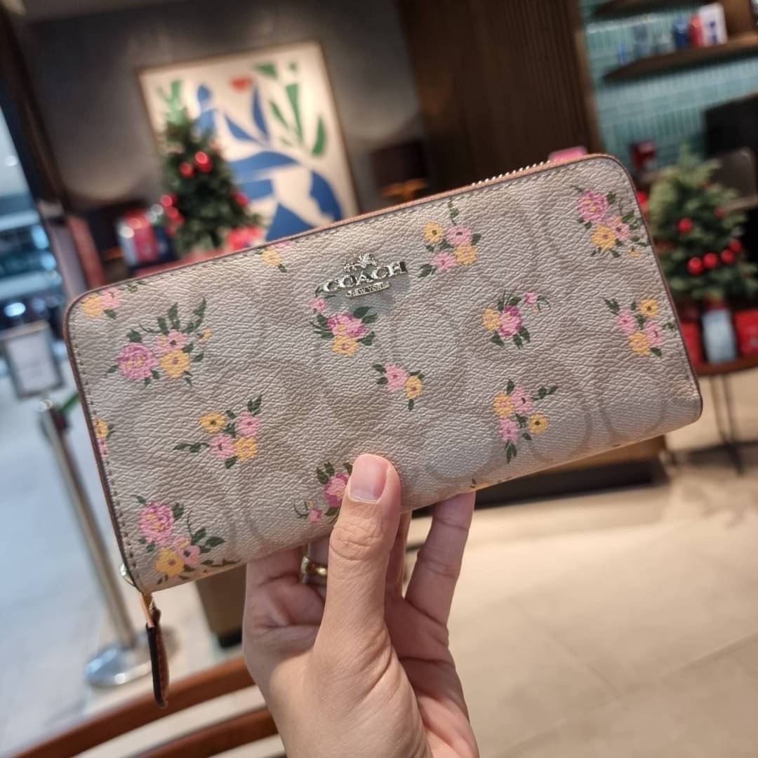 COACH ACCORDION ZIP WALLET IN SIGNATURE CANVAS WITH DAISY BUNDLE / MEADOW PRAIRIE / SPACED WILDFLOWER / DAISY BUNDLE PRINT C0033/F31778/69832 กระเป๋าสตางค์ใบยาว ลวดลายน่ารักน่าใช้มากๆ พื้นเป็นลายซีเอกลักษณ์ วัสดุหนังแคนวาสเคลือบลาย เปิด-ปิดด้วยซิปรอบ ใส่ม