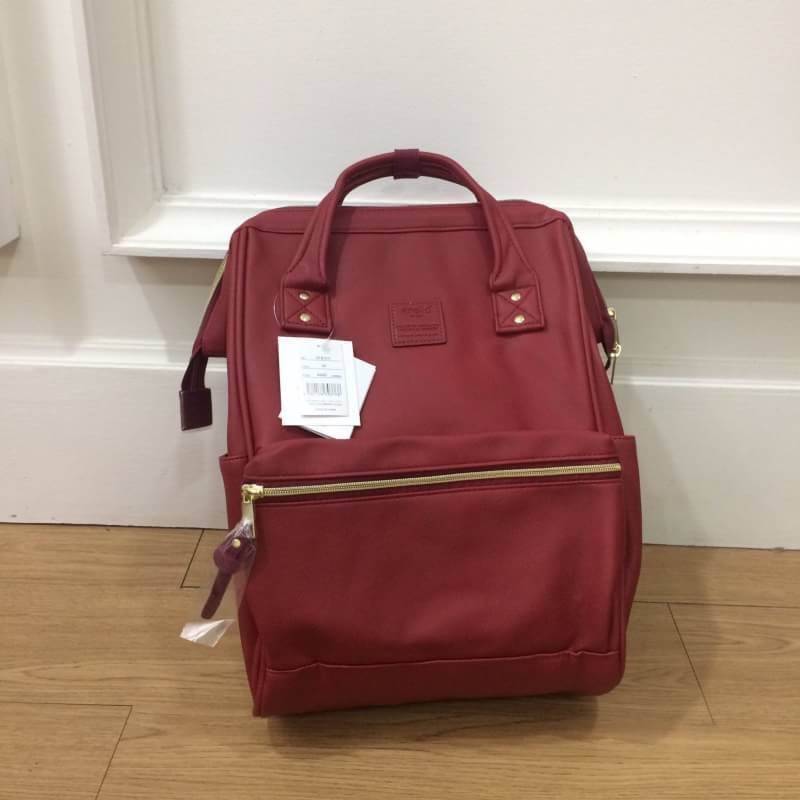 รุ่น คลาสสิก Anello Classic Polyurethane Leather Rucksack เป้อเนลโล ทำจาก PU Leather ทั้งใบ ดูแลทำความสะอาดง่าย น้ำหนักเบา สวยน่ารักดูดีค่ะ รุ่นนี้เป็นขนาดคลาสสิก (regular) สายสะพายแข็งแรง ด้านในบุผ้าอย่างดีค่ะ ด้านหลังและสายสะพายมีฟองน้ำช่วยซับพอร์ตไม่เจ