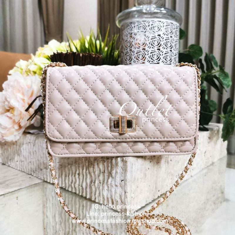 CHARLES & KIETH MINI CLUTCH BAG กระเป๋าสะพายทรงคลัชรุ่นยอดนิยมดีไซน์คลาสสิควัสดุหนังนิ่มลายตารางสวยอยู่ทรงขนาดมินิสไตล์ Chanel เปิดปิดด้วยตัวล๊อคแบบบิดอะไหล่ทอง ด้านหลังประดับโลโก้แบรนด์สวยดูดี มาพร้อมสายสะพายโซ่ร้อยหนัง Crossbody ได้สามารถซ้อนสายสะพายไหล