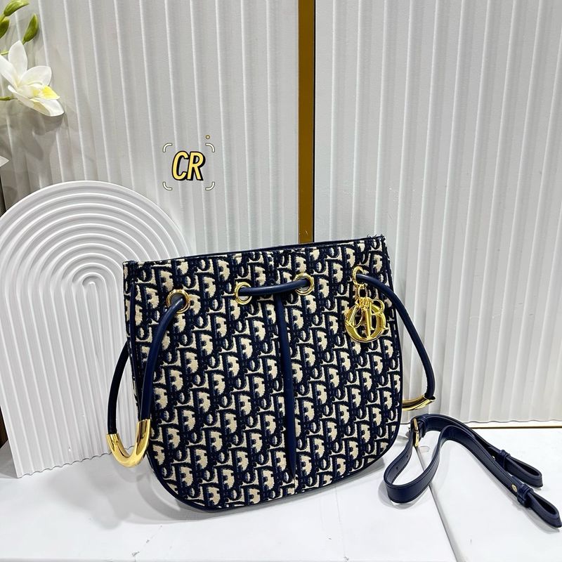 Dior Nolita Bag กระเป๋าสะพายทรงโท้ทรุ่นใหม่ สวยหรูเป็นเอกลักษณ์ตามแบบฉบับแบรนด์ มาพร้อมสายสะพายยาว ขนาดกำลังน่าใช้ ภายในโล่งกว้างจุของได้เยอะ สวยทันสมัยเหนือกาลเวลาต้องยกให้ใบนี้เลยค่ะ