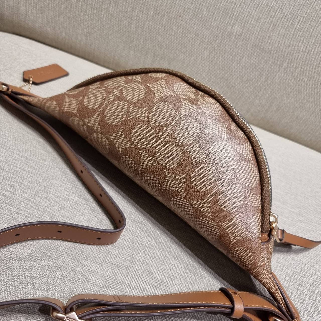 COACH F48740 BELT BAG IN SIGNATURE CANVAS กระเป๋าคาดอกทรง Unisex ที่ขายดีถล่มทลาย!! ขายได้ตลอดปี!! สวยเท่ทุกสี วัสดุหนังแคนวาสเคลือบคุณภาพดี ทนทาน ใช้งานง่าย ภายในเป็นช่องโล่ง เหมาะสำหรับคนที่ชอบพกอะไรง่ายๆ รับรองตอบโจทย์น้า