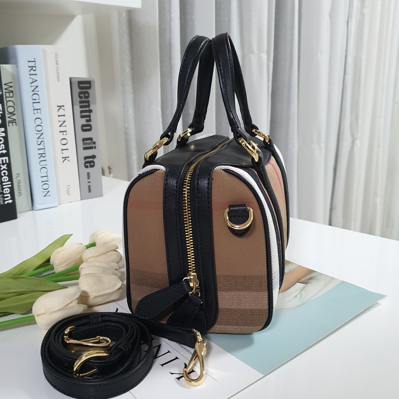 BURBERRY MINI VINTAGE BAG VIP GIFT WITH PURCHASE (GWP) พรีเมี่ยมกิ๊ฟ Limited Edition จากBURBERRY วัสดุผ้า CANVAS ตัดหนัง ทรงสปีดี้ใบเล็กน่ารัก เปิดปิดด้วยซิป ภายในมีช่องแบ่งเป็นสัดส่วน พร้อมช่องซิป สามารถใส่มือถือ iphone เงิน ของจุกจิกได้