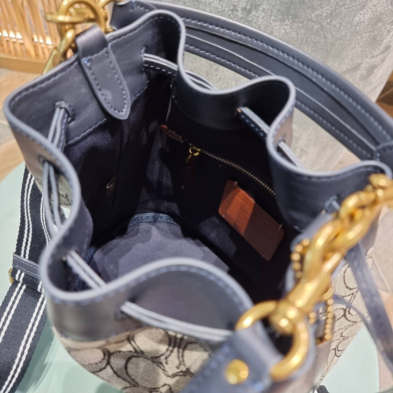 COACH C3853 FIELD BUCKET BAG IN SIGNATURE JACQUARD กระเป๋าสะพายทรงบัคเก็ต รุ่นใหม่ล่าสุด ดีไซน์ลายซิกเนเจอร์บนผ้า jacquard สวยคม เป็นเอกลักษณ์ไม่ซ้ำใคร มาพร้อมสายสะพายผ้าสปอร์ต และสายสั้นสำหรับคล้องแขนได้ สามารถรูดปิดปากกระเป๋าด้วยหนังรอบใบ เพิ่มดีเทลให้ต