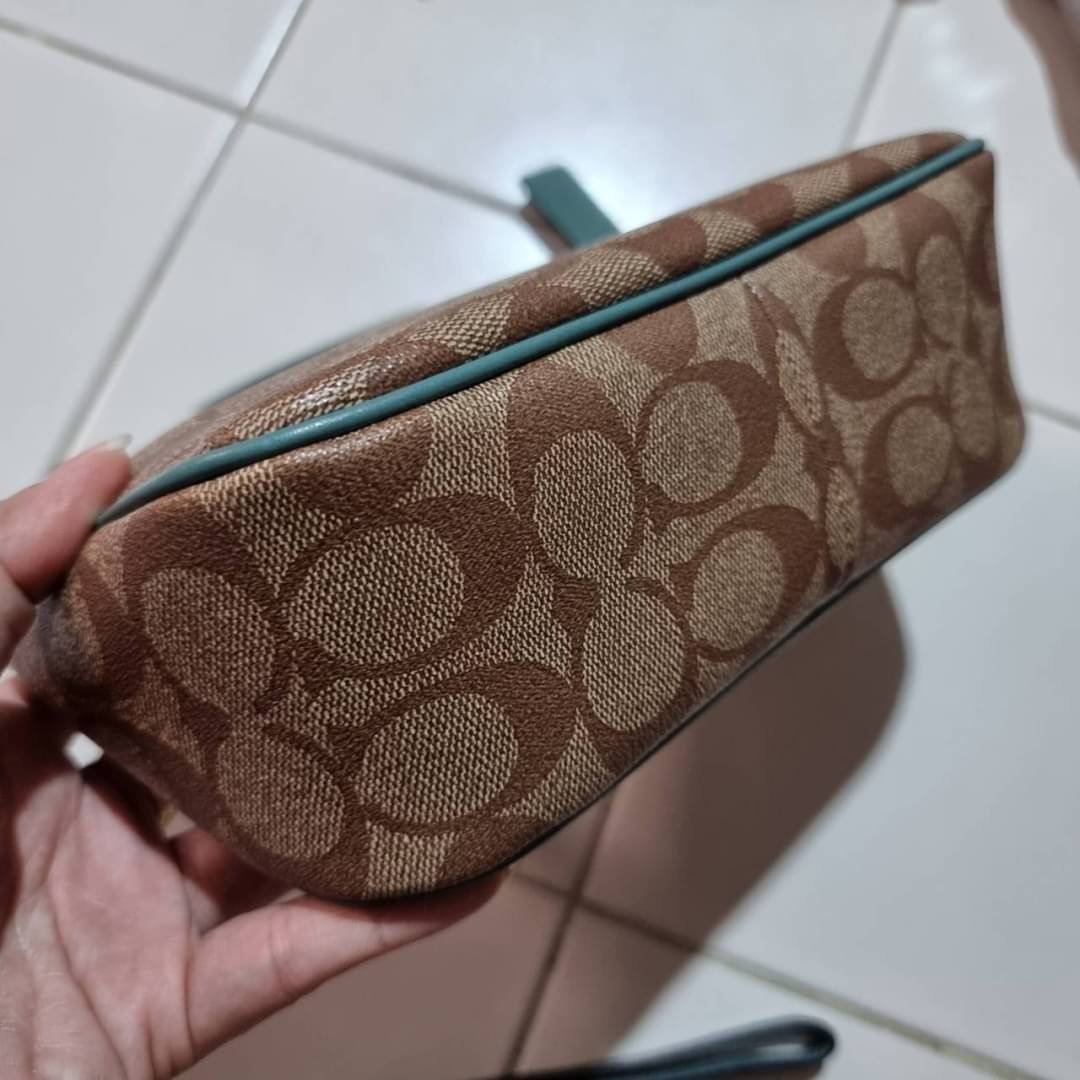 COACH F58321 TOP HANDLE POUCH อีกรุ่นฆ่าไม่ตาย!! 😎 ขายดีขายหมด ขายรวยขายปังๆ!! กระเป๋าพอชจากโค้ช ทรงใช้งานง่าย สะดวก กะทัดรัด วัสดุหนังแคนวาสเคลือบคุณภาพดี มาพร้อมสายคล้องในตัว และสายสะพาย crossbody ปรับเปลี่ยนได้ตามสไตล์ อีกหนึ่งไอเท็มที่สาวๆต้อง