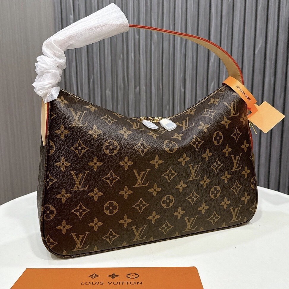 LV Slouchy PM bag กระเป๋าสะพายทรงโฮโบดีไซน์คลาสสิค ใบใหญ่กำลังสวย โดดเด่นด้วยรูปทรงเป็นเอกลักษณ์ ใช้งานได้สะดวกคล่องตัว เหมาะสำหรับพกพาเดินทางและใช้งานได้ทุกวัน ลายโมโนแกรมแคนวาสสุดไอคอนิก เสริมความสง่างามด้วยอะไหล่สีทอง งานจริงสวยมาก แนะนำค่ะ