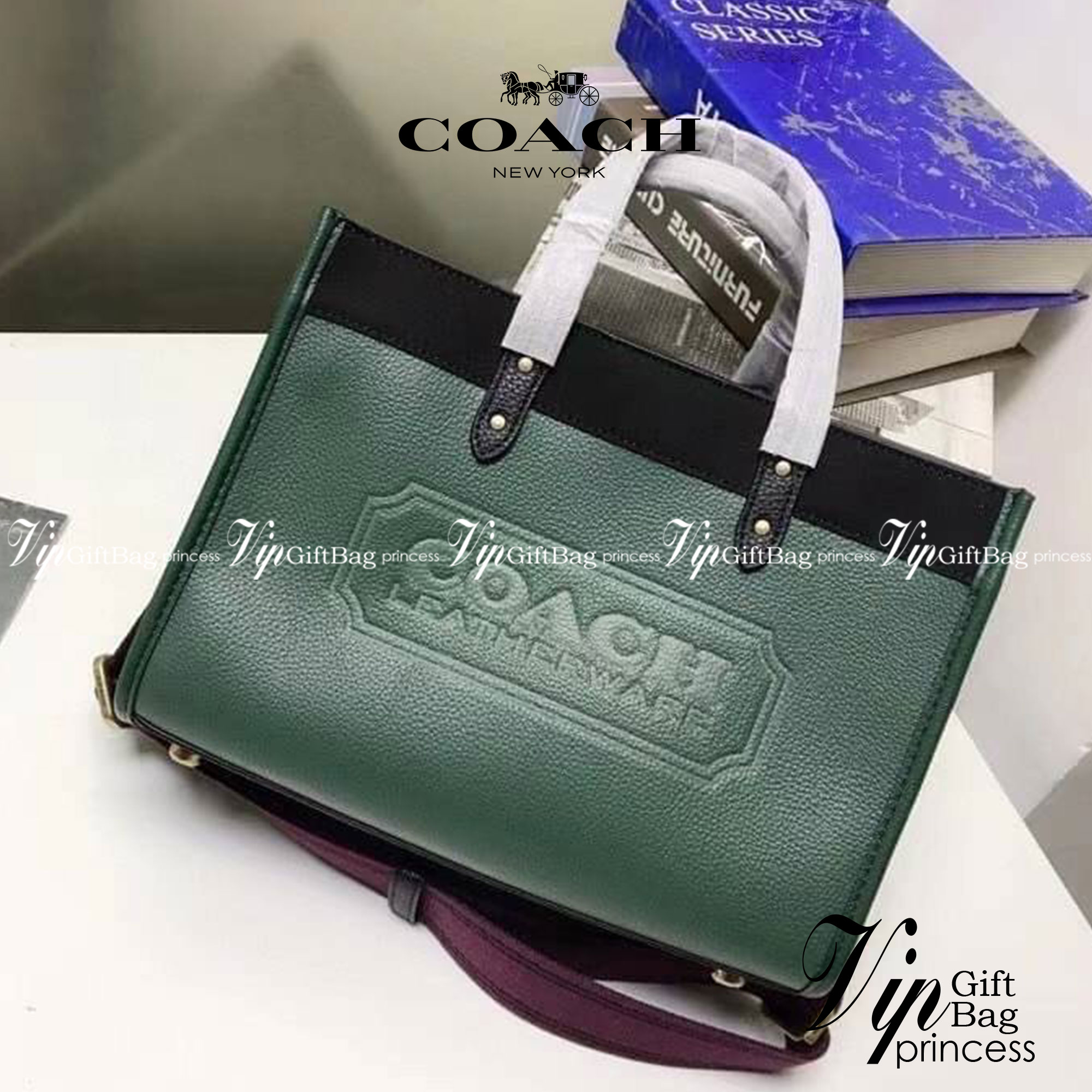 COACH Field Tote 30 In Colorblock With Coach Badge พร้อมส่งที่ไทย เขียวเหนี่ยวทรัพย์มาแล้วค่าา งานสวยหรูดูแพงมากกก สีสวยมาก จะถือหรือสะพายข้างก็ได้ หลากหลายสไตล์ค่ะ