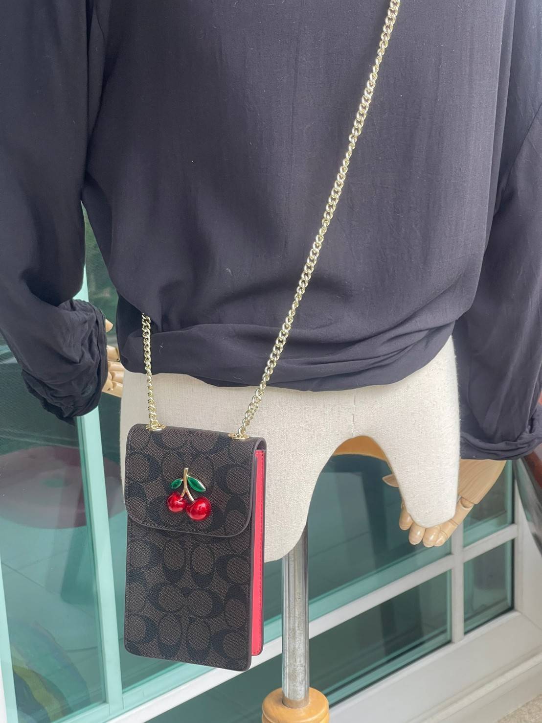 COACH PHONE CASE CROSSBODY BAG ((73486//76988//76357//39955//91046)) COACH NORTH/SOUTH CROSSBODY IN SIGNATURE CANVAS กระเป๋าใส่โทรศัพท์รุ่นนี้ มีความโดดเด่นทั้งดีไซน์และคุณสมบัติในการใช้งาน ด้วยลวดลายที่มีซิกเนเจอร์เป็นเอกลักษณ์แล้ว ด้านหลังยังมีช่องใส่กา